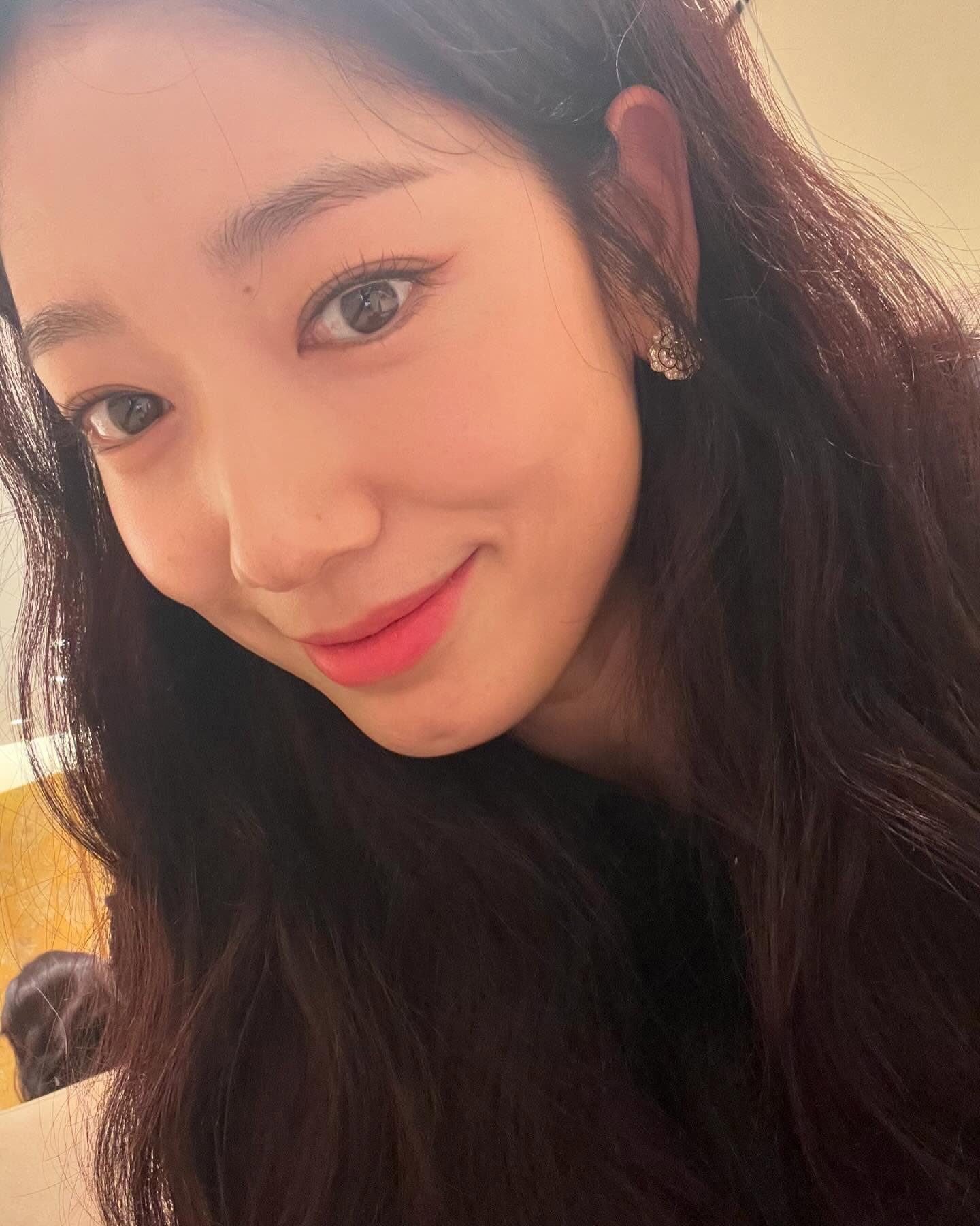 가만히 있어도 빛나는 귀걸이✨
밋밋한 룩을 단번에 살려주는 포인트🔍🌹럭셔리 귀걸이 참고하자

하나만으로 포인트 되는 셀럽들의 귀걸이 2가지를 모았습니다.

1. 티파니 앤코 엑스트라 라지 링크 이어링, 300만 원대
이시영이 착용한 귀걸이는 스털링 실버 소재에 볼드한 링크 체인이 연결된 드롭형 디자인으로 존재감이 돋보이는 아이템입니다. 이시영은 체크 블라우스와 매치해 쿨하면서도 클래식한 무드의 모던룩을 완성했습니다.

2. 샤넬 바우턴 더 캠리어, 2000만 원대
박신혜가 찬 귀걸이는 브랜드 시그니처인 까멜리아 라인의 제품으로, 꽃 모양의 18K 옐로 골드에 다이아몬드 디테일이 더해져 고급스럽고 우아한 아이템입니다. 박신혜는 단독으로 착용해 포인트를 주어 세련되고 여성스러운 무드를 연출했습니다. 이미지6