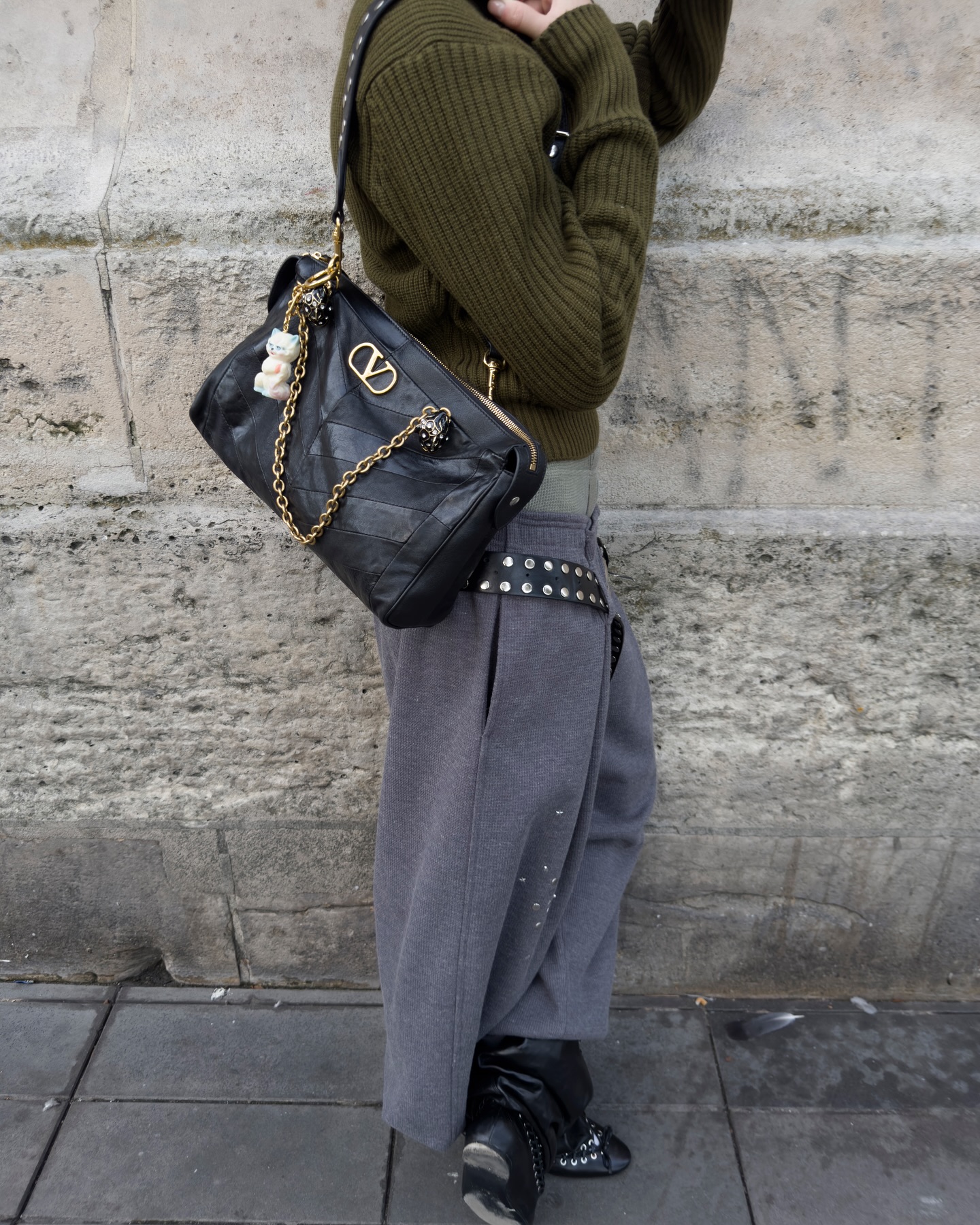 요즘 자주 보인다🇫🇷🥖이 가방
파리 핫걸들 패션위크 속🖤발렌티노 가라바니 판테아 백
파리 패션위크의 거리를 가득 메운 패션 피플들 사이, 유독 자주 눈에 띄는 가방이 있는데요. 바로 발렌티노 가라바니 판테아 백입니다. 2026 봄/여름 컬렉션에서도 눈길을 끌며 키 백으로 자리할 예정입니다. 이미지8