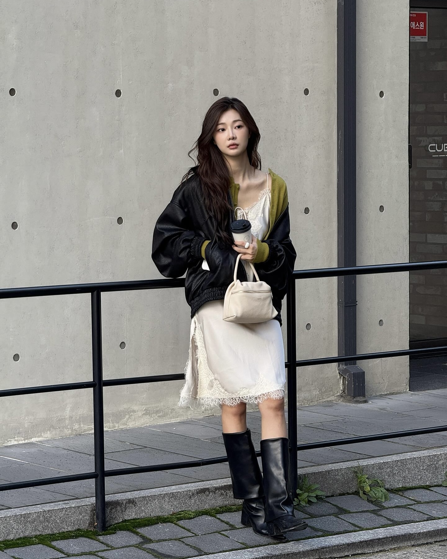 한 손엔 커피, 한 손엔 미니백☕👜
작지만 존재감 확실한, 요즘 가장 트렌디한 포인트 아이템🤍
올가을 주목해야 할 미니백 2가지, 지금 소개해드릴게요
1. 디올 레이디 디올 미니 백, 700만 원대
지수가 착용한미니 백은 까나쥬 스티칭이 돋보이는 양가죽 소재로, 탈착 가능한 체인 스트랩으로 크로스백과 핸드백 등 다양하게 연출할 수 있는데요. 화이트 후디와 데님 팬츠에 매치해 편안하면서도 고급스러운 무드를 완성했습니다.
2. 테스토니 위자드 23 그레인, 100만 원대
이시안이 착용한 아이보리 백은 작지만 수납력이 뛰어난 아이템입니다. 나선형 지퍼 손잡이와 탈착 가능한 스트랩으로 크로스바디부터 클러치까지 다양하게 연출할 수 있는데요. 슬립 원피스에 레더 재킷을 더해 트렌디한 가을 데일리룩을 완성했습니다. 이미지7