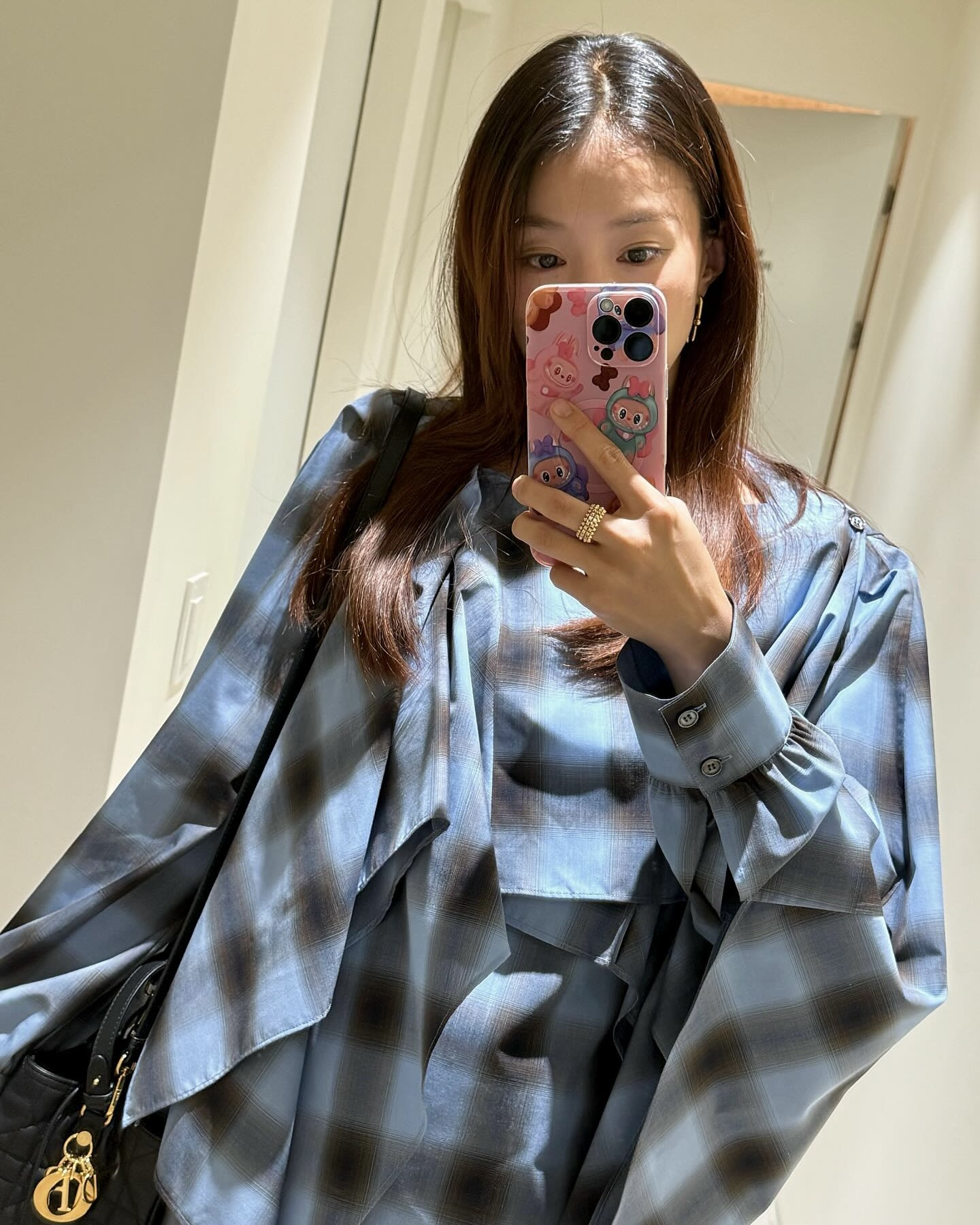 가만히 있어도 빛나는 귀걸이✨
밋밋한 룩을 단번에 살려주는 포인트🔍🌹럭셔리 귀걸이 참고하자

하나만으로 포인트 되는 셀럽들의 귀걸이 2가지를 모았습니다.

1. 티파니 앤코 엑스트라 라지 링크 이어링, 300만 원대
이시영이 착용한 귀걸이는 스털링 실버 소재에 볼드한 링크 체인이 연결된 드롭형 디자인으로 존재감이 돋보이는 아이템입니다. 이시영은 체크 블라우스와 매치해 쿨하면서도 클래식한 무드의 모던룩을 완성했습니다.

2. 샤넬 바우턴 더 캠리어, 2000만 원대
박신혜가 찬 귀걸이는 브랜드 시그니처인 까멜리아 라인의 제품으로, 꽃 모양의 18K 옐로 골드에 다이아몬드 디테일이 더해져 고급스럽고 우아한 아이템입니다. 박신혜는 단독으로 착용해 포인트를 주어 세련되고 여성스러운 무드를 연출했습니다. 이미지3