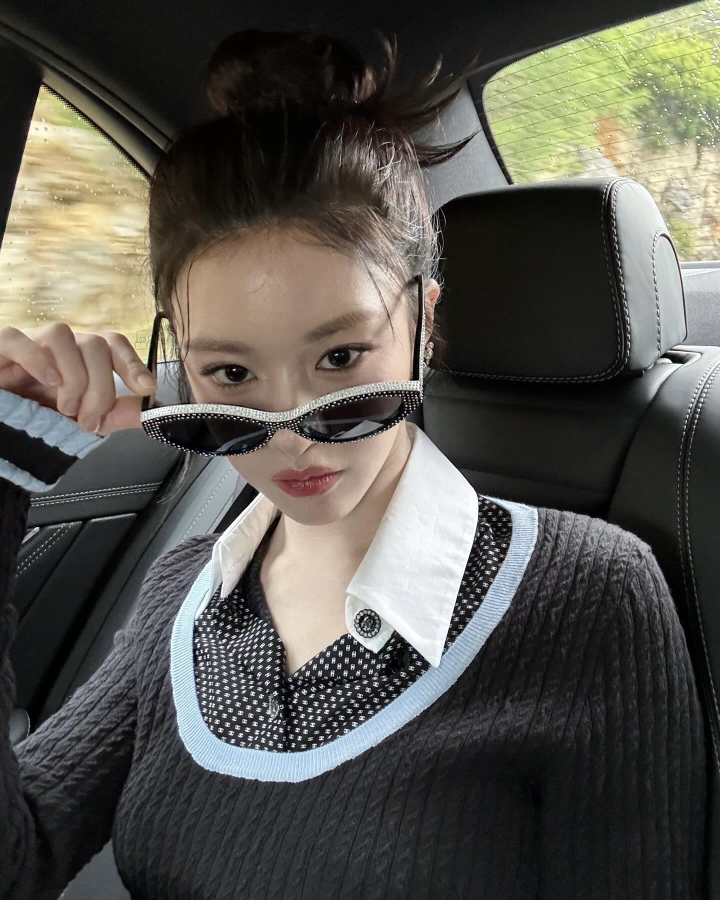 기온 떨어지면 생각나는 조합🤎
셔츠에 니트 레이어드로 깔끔하게 완성하는 데일리룩🧵👔 이미지3