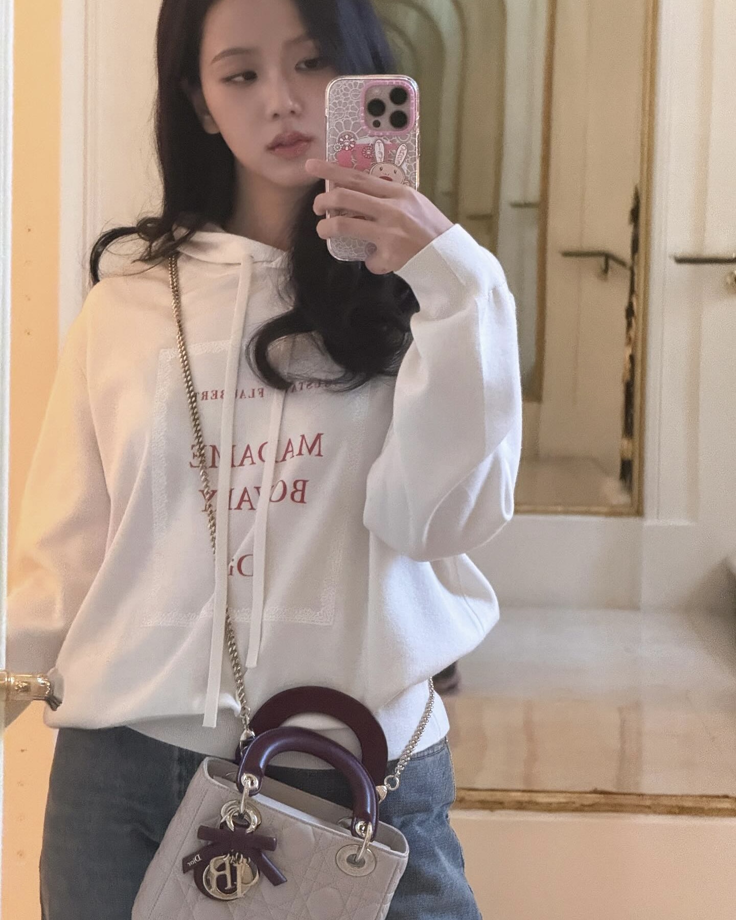 한 손엔 커피, 한 손엔 미니백☕👜
작지만 존재감 확실한, 요즘 가장 트렌디한 포인트 아이템🤍
올가을 주목해야 할 미니백 2가지, 지금 소개해드릴게요
1. 디올 레이디 디올 미니 백, 700만 원대
지수가 착용한미니 백은 까나쥬 스티칭이 돋보이는 양가죽 소재로, 탈착 가능한 체인 스트랩으로 크로스백과 핸드백 등 다양하게 연출할 수 있는데요. 화이트 후디와 데님 팬츠에 매치해 편안하면서도 고급스러운 무드를 완성했습니다.
2. 테스토니 위자드 23 그레인, 100만 원대
이시안이 착용한 아이보리 백은 작지만 수납력이 뛰어난 아이템입니다. 나선형 지퍼 손잡이와 탈착 가능한 스트랩으로 크로스바디부터 클러치까지 다양하게 연출할 수 있는데요. 슬립 원피스에 레더 재킷을 더해 트렌디한 가을 데일리룩을 완성했습니다. 이미지1