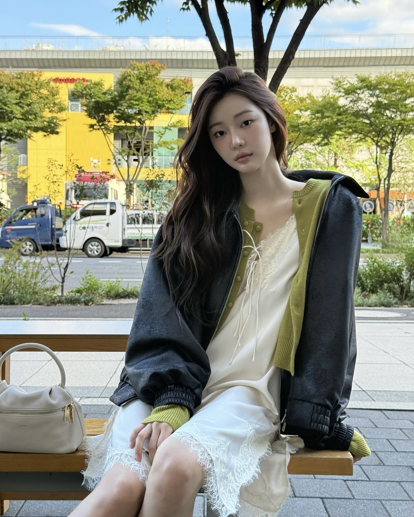 한 손엔 커피, 한 손엔 미니백☕👜
작지만 존재감 확실한, 요즘 가장 트렌디한 포인트 아이템🤍
올가을 주목해야 할 미니백 2가지, 지금 소개해드릴게요
1. 디올 레이디 디올 미니 백, 700만 원대
지수가 착용한미니 백은 까나쥬 스티칭이 돋보이는 양가죽 소재로, 탈착 가능한 체인 스트랩으로 크로스백과 핸드백 등 다양하게 연출할 수 있는데요. 화이트 후디와 데님 팬츠에 매치해 편안하면서도 고급스러운 무드를 완성했습니다.
2. 테스토니 위자드 23 그레인, 100만 원대
이시안이 착용한 아이보리 백은 작지만 수납력이 뛰어난 아이템입니다. 나선형 지퍼 손잡이와 탈착 가능한 스트랩으로 크로스바디부터 클러치까지 다양하게 연출할 수 있는데요. 슬립 원피스에 레더 재킷을 더해 트렌디한 가을 데일리룩을 완성했습니다. 이미지6