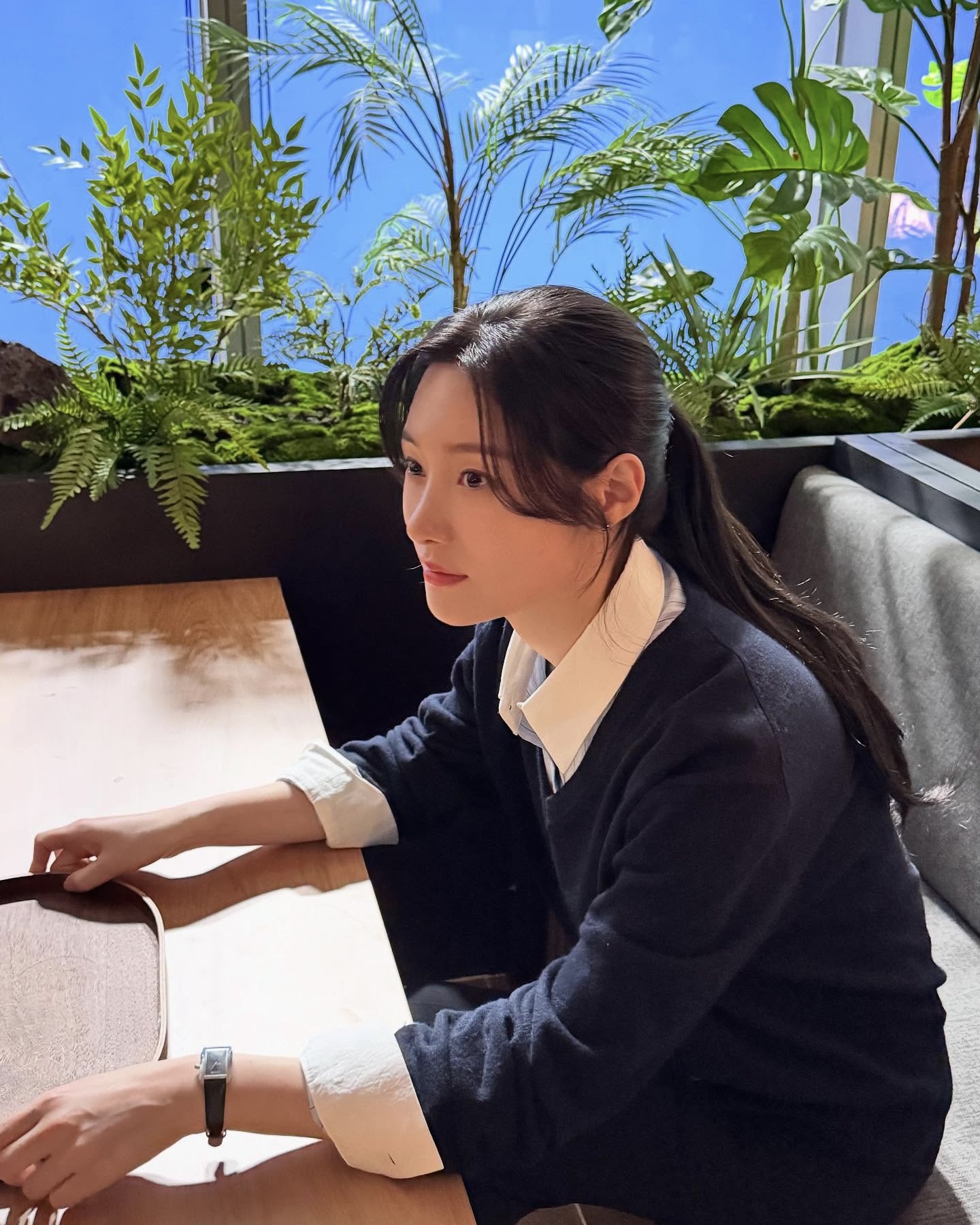 기온 떨어지면 생각나는 조합🤎
셔츠에 니트 레이어드로 깔끔하게 완성하는 데일리룩🧵👔 이미지4