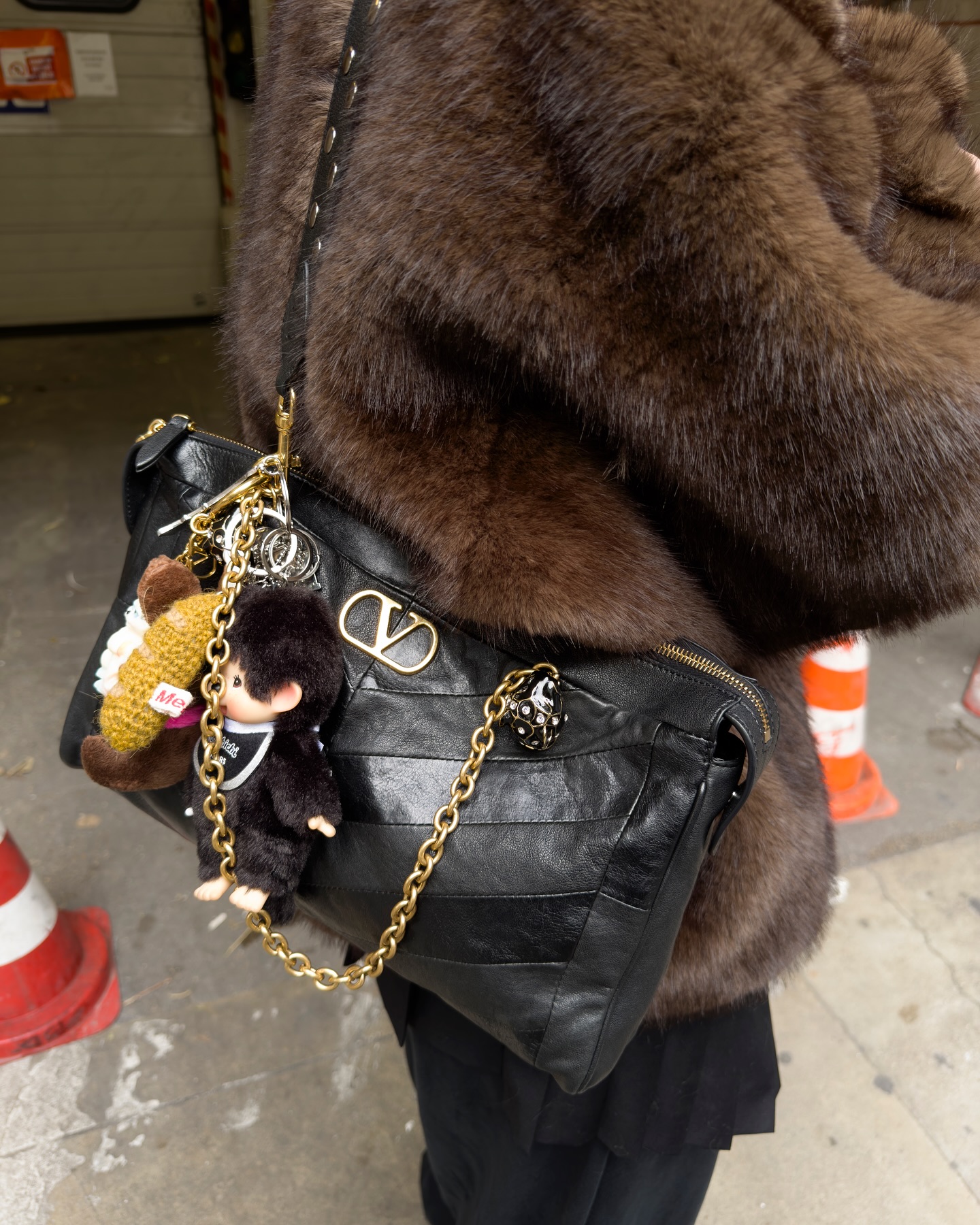 요즘 자주 보인다🇫🇷🥖이 가방
파리 핫걸들 패션위크 속🖤발렌티노 가라바니 판테아 백
파리 패션위크의 거리를 가득 메운 패션 피플들 사이, 유독 자주 눈에 띄는 가방이 있는데요. 바로 발렌티노 가라바니 판테아 백입니다. 2026 봄/여름 컬렉션에서도 눈길을 끌며 키 백으로 자리할 예정입니다. 이미지10