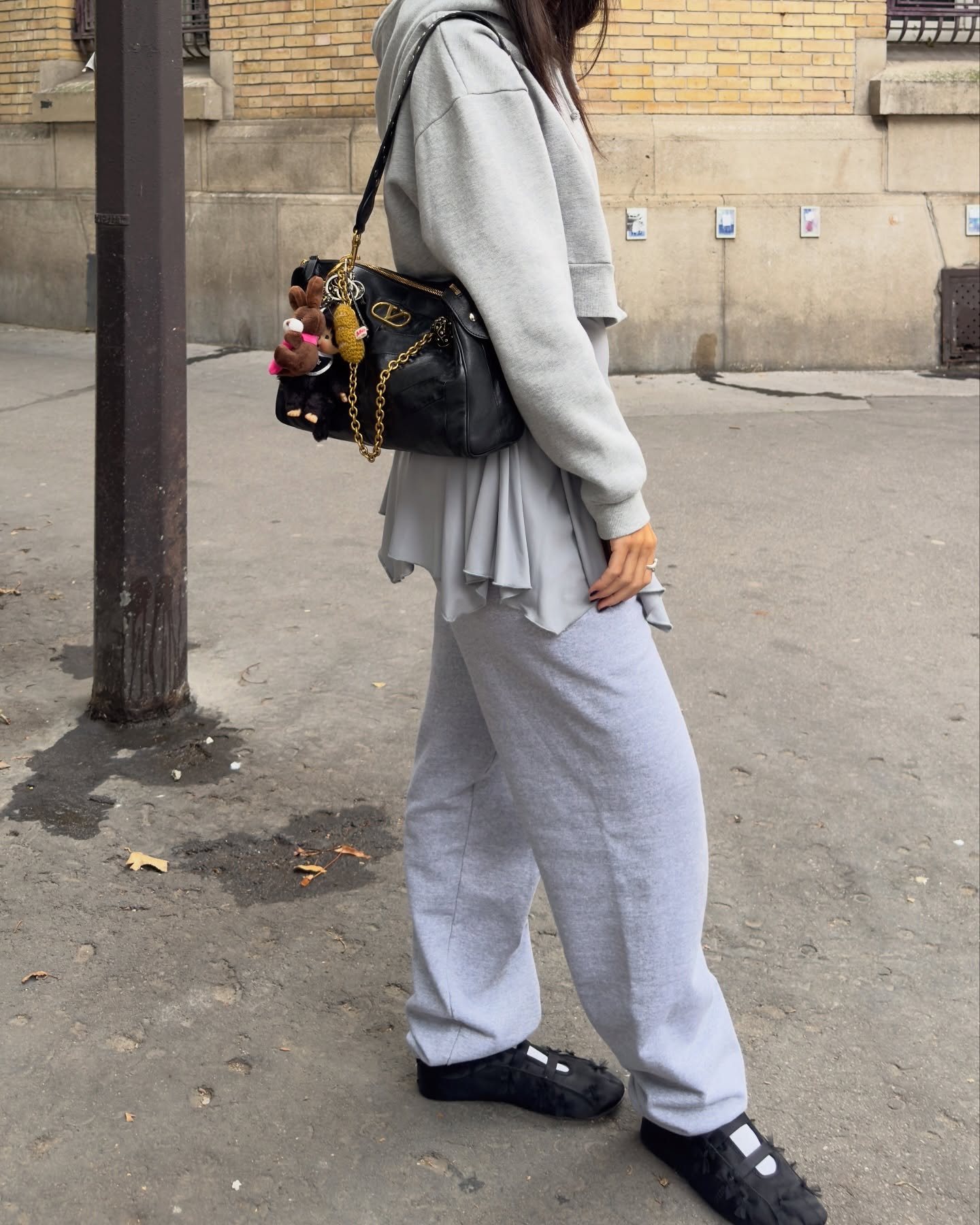 요즘 자주 보인다🇫🇷🥖이 가방
파리 핫걸들 패션위크 속🖤발렌티노 가라바니 판테아 백
파리 패션위크의 거리를 가득 메운 패션 피플들 사이, 유독 자주 눈에 띄는 가방이 있는데요. 바로 발렌티노 가라바니 판테아 백입니다. 2026 봄/여름 컬렉션에서도 눈길을 끌며 키 백으로 자리할 예정입니다. 이미지3