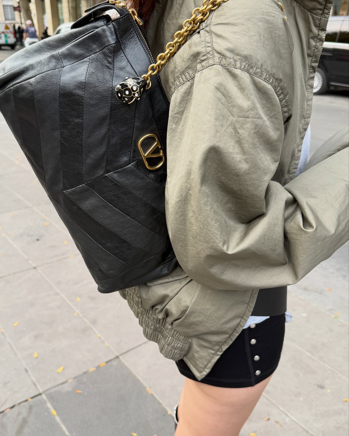 요즘 자주 보인다🇫🇷🥖이 가방
파리 핫걸들 패션위크 속🖤발렌티노 가라바니 판테아 백
파리 패션위크의 거리를 가득 메운 패션 피플들 사이, 유독 자주 눈에 띄는 가방이 있는데요. 바로 발렌티노 가라바니 판테아 백입니다. 2026 봄/여름 컬렉션에서도 눈길을 끌며 키 백으로 자리할 예정입니다. 이미지4