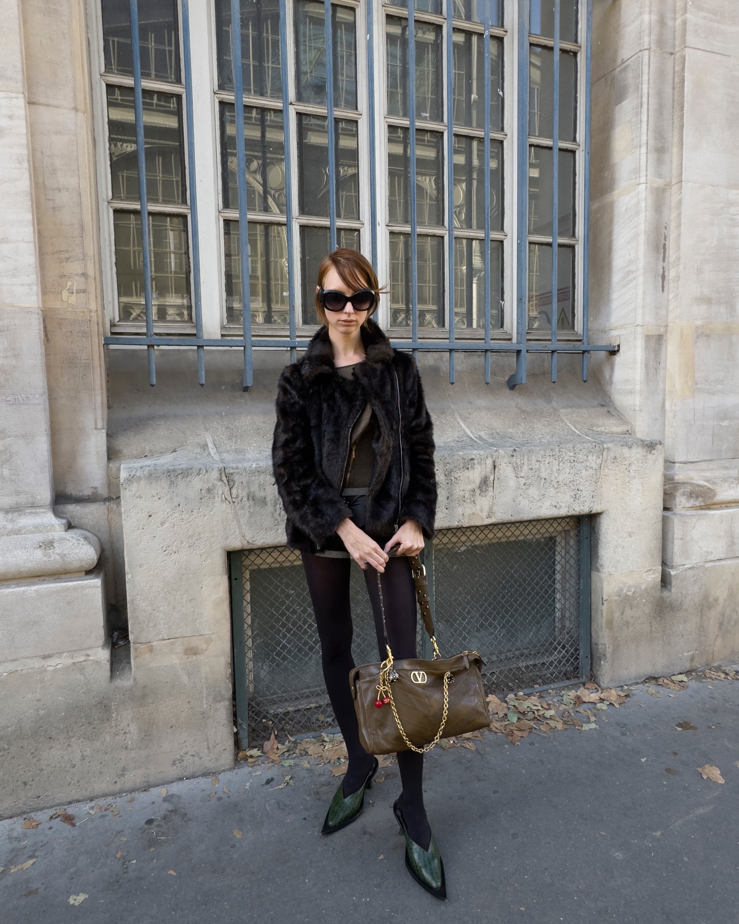 요즘 자주 보인다🇫🇷🥖이 가방
파리 핫걸들 패션위크 속🖤발렌티노 가라바니 판테아 백
파리 패션위크의 거리를 가득 메운 패션 피플들 사이, 유독 자주 눈에 띄는 가방이 있는데요. 바로 발렌티노 가라바니 판테아 백입니다. 2026 봄/여름 컬렉션에서도 눈길을 끌며 키 백으로 자리할 예정입니다. 이미지5