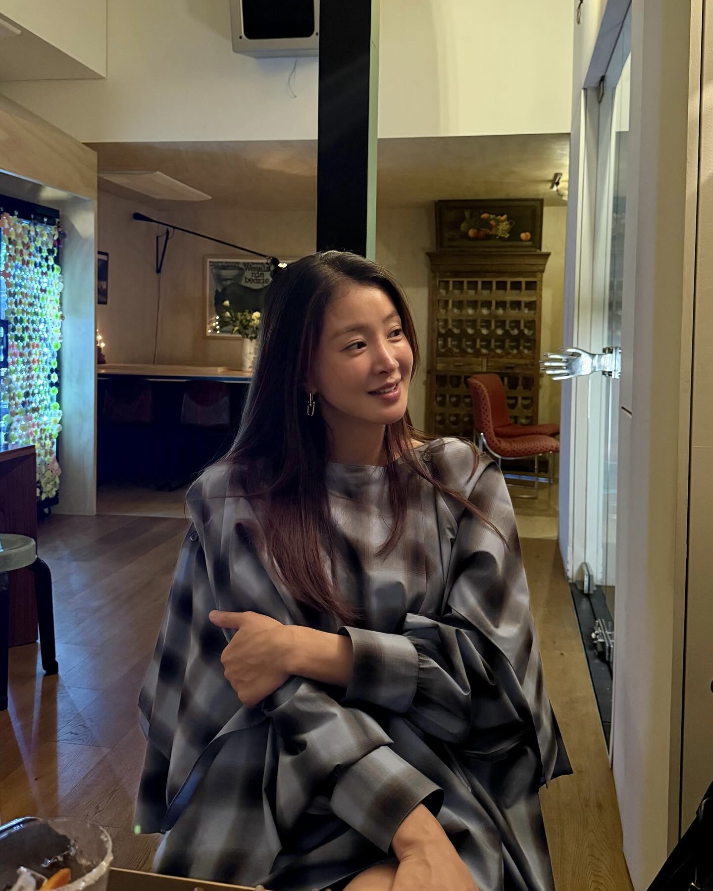 가만히 있어도 빛나는 귀걸이✨
밋밋한 룩을 단번에 살려주는 포인트🔍🌹럭셔리 귀걸이 참고하자

하나만으로 포인트 되는 셀럽들의 귀걸이 2가지를 모았습니다.

1. 티파니 앤코 엑스트라 라지 링크 이어링, 300만 원대
이시영이 착용한 귀걸이는 스털링 실버 소재에 볼드한 링크 체인이 연결된 드롭형 디자인으로 존재감이 돋보이는 아이템입니다. 이시영은 체크 블라우스와 매치해 쿨하면서도 클래식한 무드의 모던룩을 완성했습니다.

2. 샤넬 바우턴 더 캠리어, 2000만 원대
박신혜가 찬 귀걸이는 브랜드 시그니처인 까멜리아 라인의 제품으로, 꽃 모양의 18K 옐로 골드에 다이아몬드 디테일이 더해져 고급스럽고 우아한 아이템입니다. 박신혜는 단독으로 착용해 포인트를 주어 세련되고 여성스러운 무드를 연출했습니다. 이미지1