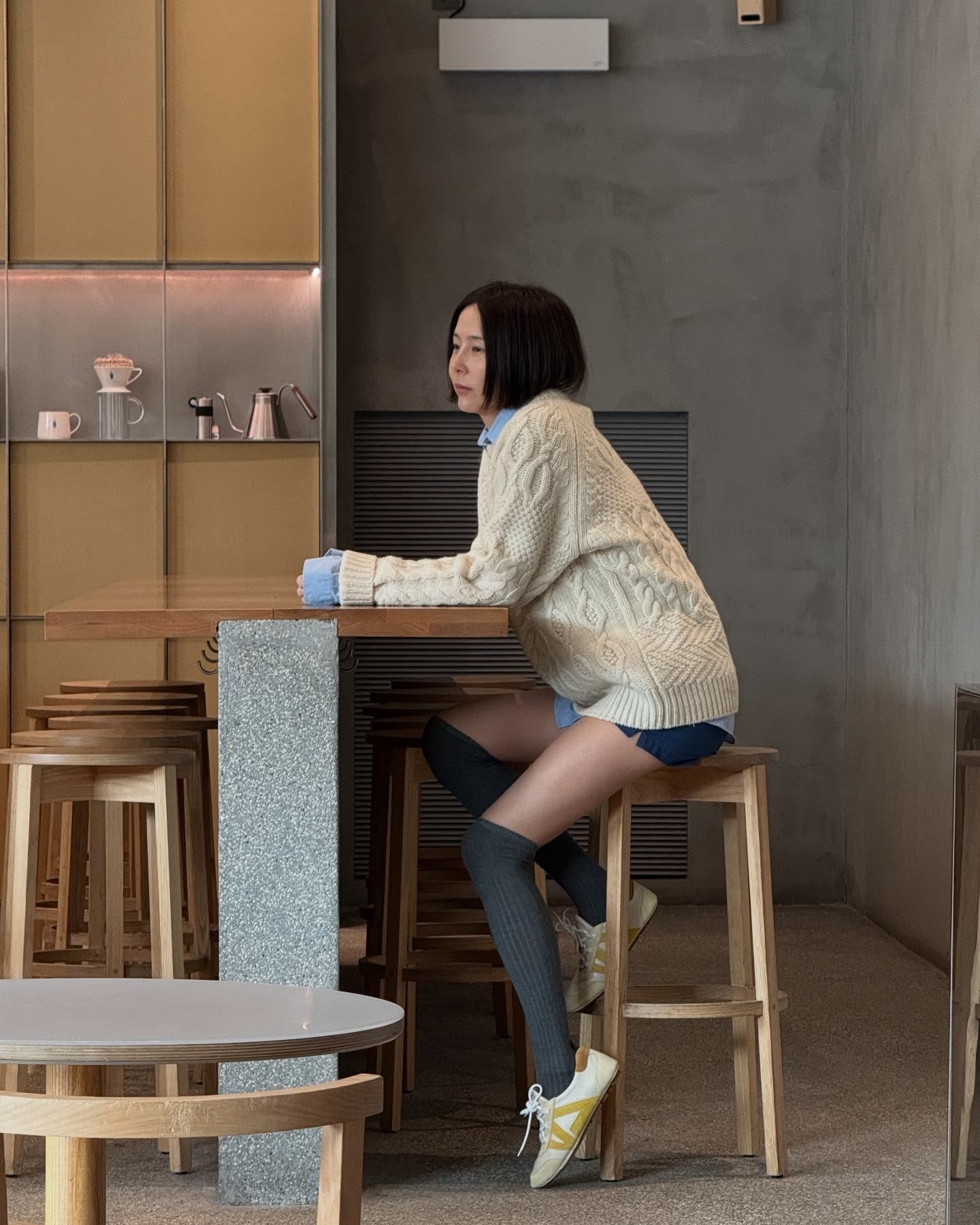 기온 떨어지면 생각나는 조합🤎
셔츠에 니트 레이어드로 깔끔하게 완성하는 데일리룩🧵👔 이미지2