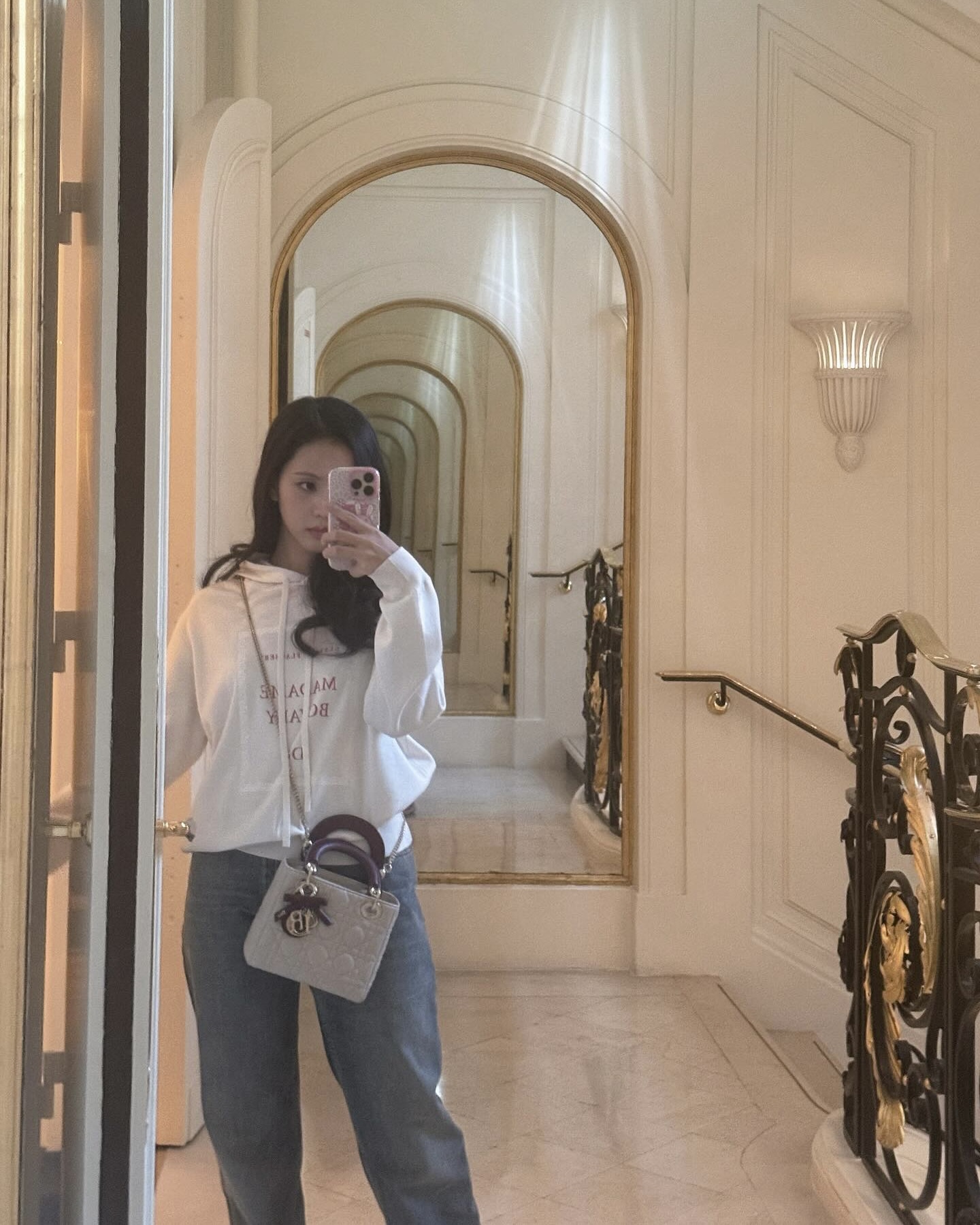 한 손엔 커피, 한 손엔 미니백☕👜
작지만 존재감 확실한, 요즘 가장 트렌디한 포인트 아이템🤍
올가을 주목해야 할 미니백 2가지, 지금 소개해드릴게요
1. 디올 레이디 디올 미니 백, 700만 원대
지수가 착용한미니 백은 까나쥬 스티칭이 돋보이는 양가죽 소재로, 탈착 가능한 체인 스트랩으로 크로스백과 핸드백 등 다양하게 연출할 수 있는데요. 화이트 후디와 데님 팬츠에 매치해 편안하면서도 고급스러운 무드를 완성했습니다.
2. 테스토니 위자드 23 그레인, 100만 원대
이시안이 착용한 아이보리 백은 작지만 수납력이 뛰어난 아이템입니다. 나선형 지퍼 손잡이와 탈착 가능한 스트랩으로 크로스바디부터 클러치까지 다양하게 연출할 수 있는데요. 슬립 원피스에 레더 재킷을 더해 트렌디한 가을 데일리룩을 완성했습니다. 이미지2