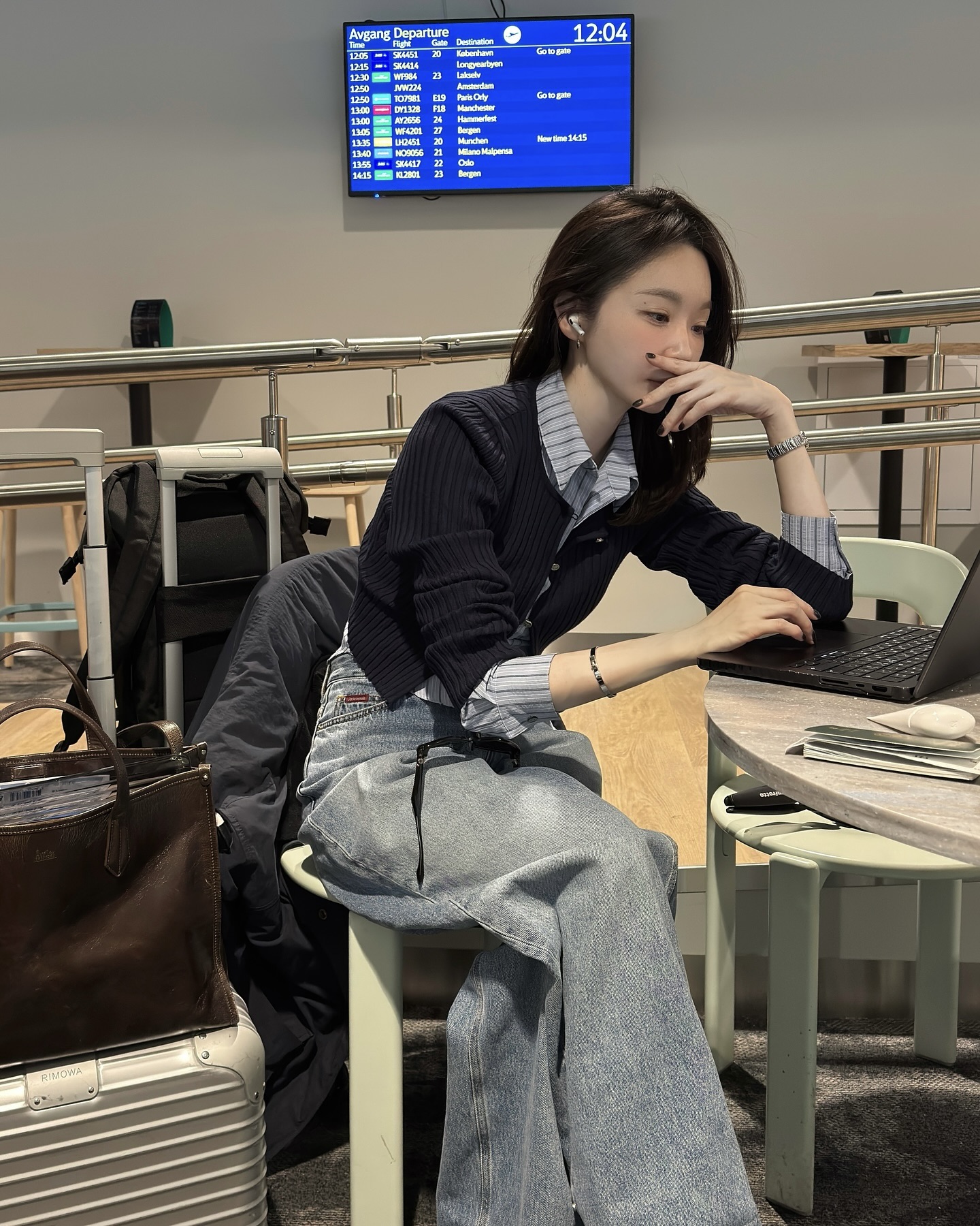 기온 떨어지면 생각나는 조합🤎 셔츠에 니트 레이어드로 깔끔하게 완성하는 데일리룩🧵👔 이미지