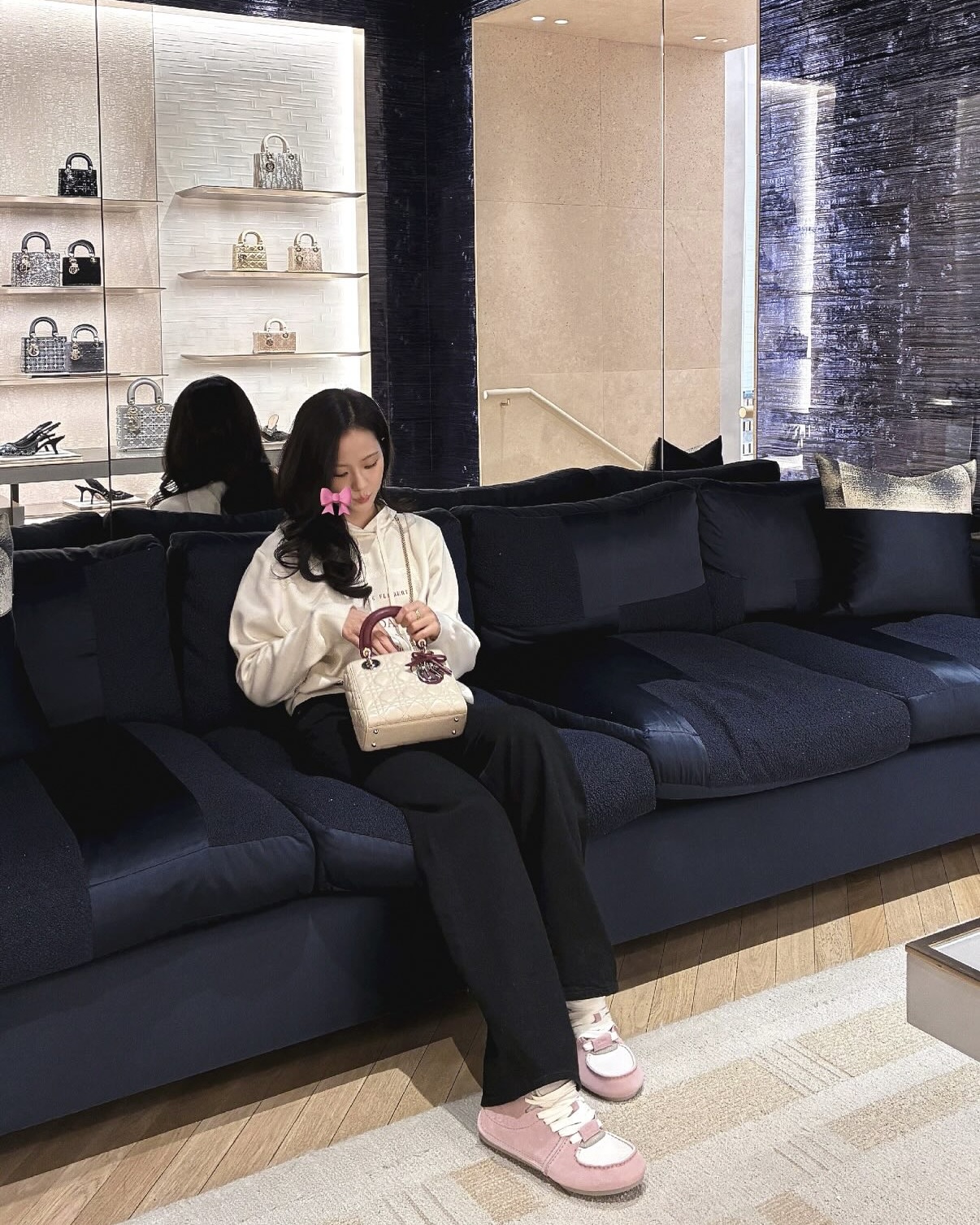 한 손엔 커피, 한 손엔 미니백☕👜
작지만 존재감 확실한, 요즘 가장 트렌디한 포인트 아이템🤍
올가을 주목해야 할 미니백 2가지, 지금 소개해드릴게요
1. 디올 레이디 디올 미니 백, 700만 원대
지수가 착용한미니 백은 까나쥬 스티칭이 돋보이는 양가죽 소재로, 탈착 가능한 체인 스트랩으로 크로스백과 핸드백 등 다양하게 연출할 수 있는데요. 화이트 후디와 데님 팬츠에 매치해 편안하면서도 고급스러운 무드를 완성했습니다.
2. 테스토니 위자드 23 그레인, 100만 원대
이시안이 착용한 아이보리 백은 작지만 수납력이 뛰어난 아이템입니다. 나선형 지퍼 손잡이와 탈착 가능한 스트랩으로 크로스바디부터 클러치까지 다양하게 연출할 수 있는데요. 슬립 원피스에 레더 재킷을 더해 트렌디한 가을 데일리룩을 완성했습니다. 이미지3