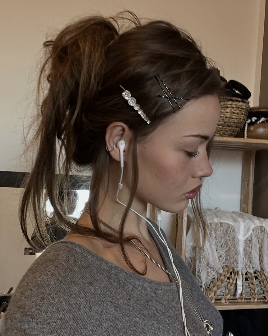 젠지들의 패션 트렌드 줄 이어폰💫
에어팟 대신 떠오르는 트렌드 아이템🤍✨

요즘 에어팟 대신 줄 이어폰이 눈에 띄고 있습니다. 한때 구식이라 여겨졌던 이어폰이, 이제는 젠지들의 패션 아이템으로 돌아왔는데요.

충전도, 페어링도 필요 없는 간편함과 깔끔한 음질 덕분이죠. 실용적이면서도 레트로한 감성을 담은 줄 이어폰으로 올가을 스타일을 완성해보세요. 이미지9