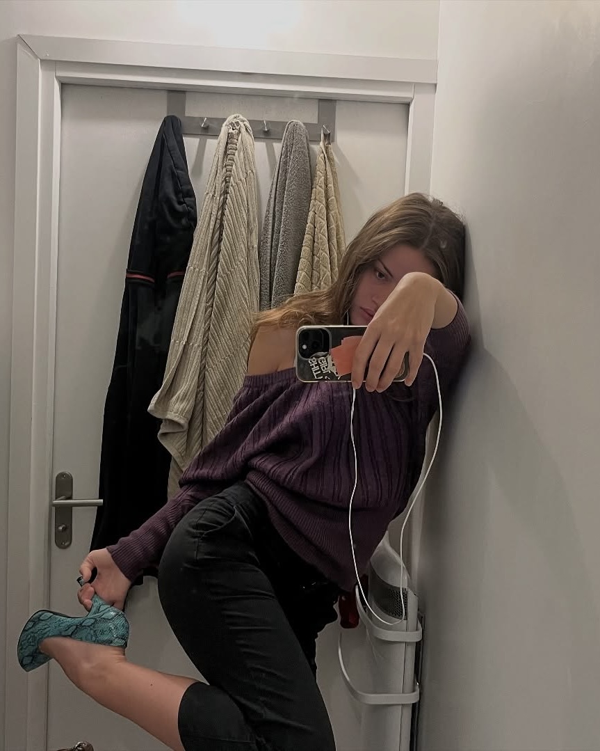 젠지들의 패션 트렌드 줄 이어폰💫
에어팟 대신 떠오르는 트렌드 아이템🤍✨

요즘 에어팟 대신 줄 이어폰이 눈에 띄고 있습니다. 한때 구식이라 여겨졌던 이어폰이, 이제는 젠지들의 패션 아이템으로 돌아왔는데요.

충전도, 페어링도 필요 없는 간편함과 깔끔한 음질 덕분이죠. 실용적이면서도 레트로한 감성을 담은 줄 이어폰으로 올가을 스타일을 완성해보세요. 이미지6