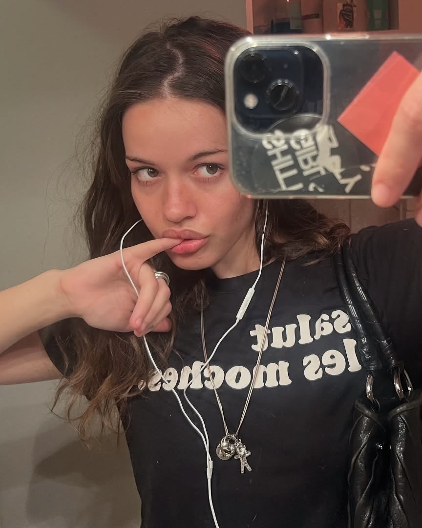 젠지들의 패션 트렌드 줄 이어폰💫
에어팟 대신 떠오르는 트렌드 아이템🤍✨

요즘 에어팟 대신 줄 이어폰이 눈에 띄고 있습니다. 한때 구식이라 여겨졌던 이어폰이, 이제는 젠지들의 패션 아이템으로 돌아왔는데요.

충전도, 페어링도 필요 없는 간편함과 깔끔한 음질 덕분이죠. 실용적이면서도 레트로한 감성을 담은 줄 이어폰으로 올가을 스타일을 완성해보세요. 이미지4