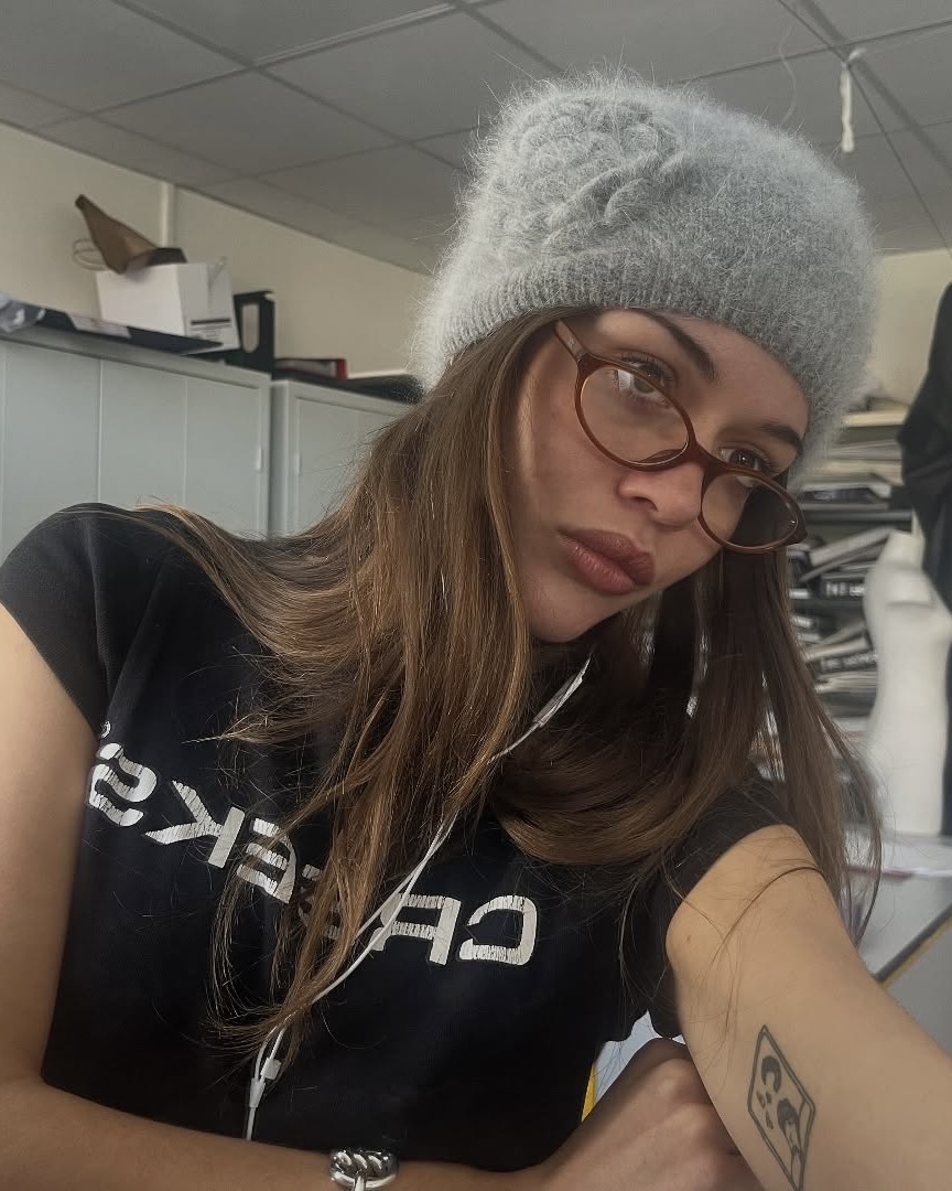 젠지들의 패션 트렌드 줄 이어폰💫
에어팟 대신 떠오르는 트렌드 아이템🤍✨

요즘 에어팟 대신 줄 이어폰이 눈에 띄고 있습니다. 한때 구식이라 여겨졌던 이어폰이, 이제는 젠지들의 패션 아이템으로 돌아왔는데요.

충전도, 페어링도 필요 없는 간편함과 깔끔한 음질 덕분이죠. 실용적이면서도 레트로한 감성을 담은 줄 이어폰으로 올가을 스타일을 완성해보세요. 이미지8