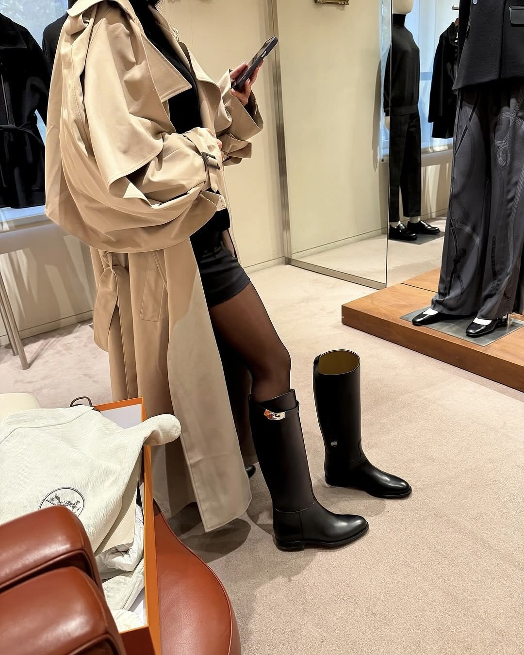 이 맘때 되면 🖤에르메스 점핑 부츠
다들 불편하다는데.. 왜 자꾸 사지?!🏇🏻저도 불편할래요..

에르메스의 세련되고 클래식한 점핑 부츠에 대해 알아보아요.

에르메스 켈리백의 아이코닉한 버클 디테일이 돋보이는 에르메스 점핑 부츠는 발목을 감싸는 스트랩과 금속 버클이 포인트입니다. 클래식한 승마 헤리티지를 현대적 럭셔리 패션으로 세련되게 재해석한 아이템이죠. 

최근엔 블레이저와 데님 팬츠에 매치해 승마룩을 연상시키는 럭셔리한 유틸리티 룩이 눈에 띕니다. 슬랙스부터 스커트까지 모두 잘 어울려, 어떤 룩에서도  존재감이 빛나죠. 이미지