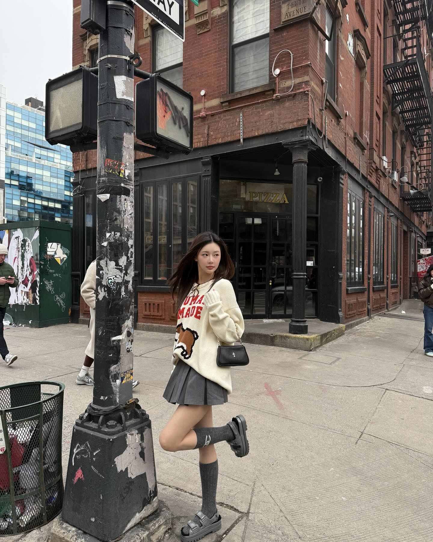 디테일 맛집 니트 아르켜 줄게👩🏻‍🏫
단색 니트 잊고, 그래픽 니트로 색다른 스타일링 완성하자🧸🐾

포근한 겨울을 위한 셀럽들의 그래픽 니트 2가지를 모아봤습니다.

1. 랄프 로렌 폴로 베어 후드 스웨터, 60만 원
류진이 착용한 후드 니트는 면 소재로 드로스트링 후드와 리브 니트 커프스, 빈티지 무드의 폴로 베어 자수가 특징이죠. 류진은 그린 숄더백과 트레이닝 팬츠에 매치해 따뜻한 느낌의 캐주얼 룩을 연출했습니다.

2. 휴먼메이드 코튼 니트 스웻셔츠, 30만 원대
이시안이 입은 니트는 굵은 산세리프체로 브랜드 로고와 불독 그래픽이 인타르시아 기법으로 짜여진 것이 포인트죠. 레트로한 느낌의 이 니트에 플리츠 미니스커트를 매치하면 걸리시한 분위기의 프레피룩을 완성할 수 있습니다. 이미지5