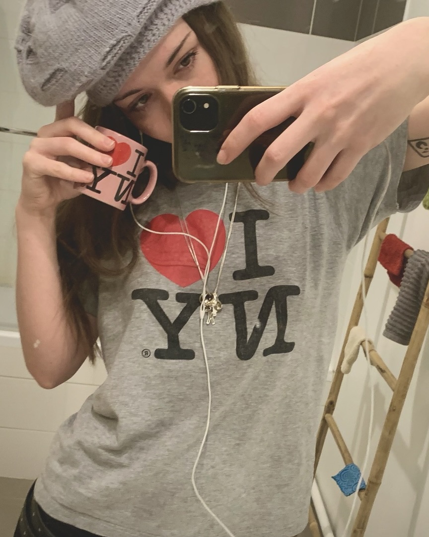 젠지들의 패션 트렌드 줄 이어폰💫
에어팟 대신 떠오르는 트렌드 아이템🤍✨

요즘 에어팟 대신 줄 이어폰이 눈에 띄고 있습니다. 한때 구식이라 여겨졌던 이어폰이, 이제는 젠지들의 패션 아이템으로 돌아왔는데요.

충전도, 페어링도 필요 없는 간편함과 깔끔한 음질 덕분이죠. 실용적이면서도 레트로한 감성을 담은 줄 이어폰으로 올가을 스타일을 완성해보세요. 이미지3