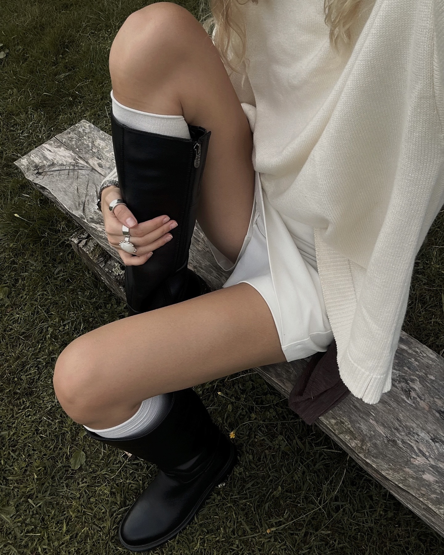 뭘 좀 아는 사람들은 니삭스 신어💫
잘 고른 니삭스 하나면 부츠는 필요 없으니🩶🧦미리 쟁여두자 이미지5