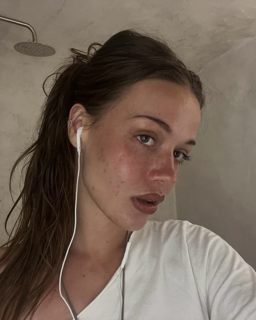 젠지들의 패션 트렌드 줄 이어폰💫
에어팟 대신 떠오르는 트렌드 아이템🤍✨

요즘 에어팟 대신 줄 이어폰이 눈에 띄고 있습니다. 한때 구식이라 여겨졌던 이어폰이, 이제는 젠지들의 패션 아이템으로 돌아왔는데요.

충전도, 페어링도 필요 없는 간편함과 깔끔한 음질 덕분이죠. 실용적이면서도 레트로한 감성을 담은 줄 이어폰으로 올가을 스타일을 완성해보세요. 이미지5