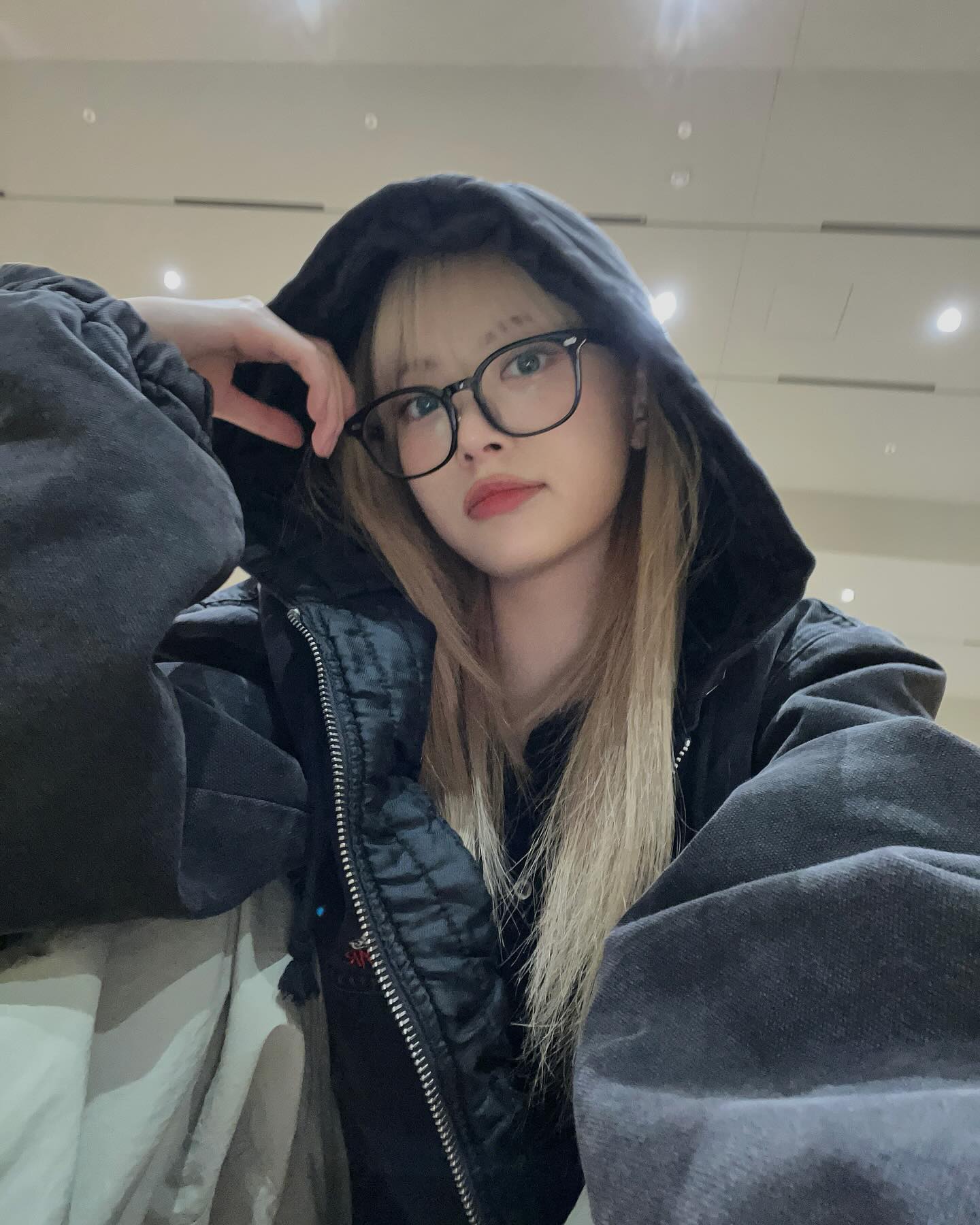 감기 걸리지 말고 후드 입자☕
편하게 입기 좋은 후드로 데일리 코디 완성하기🍁🤎 이미지4