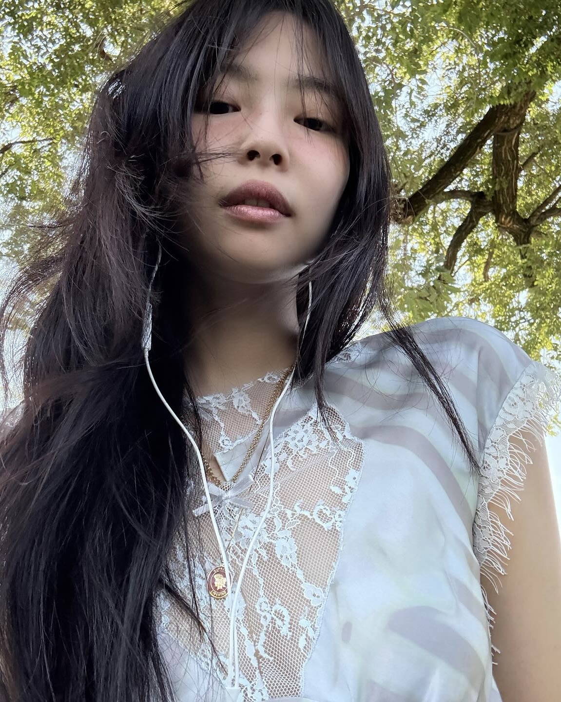 젠지들의 패션 트렌드 줄 이어폰💫
에어팟 대신 떠오르는 트렌드 아이템🤍✨

요즘 에어팟 대신 줄 이어폰이 눈에 띄고 있습니다. 한때 구식이라 여겨졌던 이어폰이, 이제는 젠지들의 패션 아이템으로 돌아왔는데요.

충전도, 페어링도 필요 없는 간편함과 깔끔한 음질 덕분이죠. 실용적이면서도 레트로한 감성을 담은 줄 이어폰으로 올가을 스타일을 완성해보세요. 이미지2