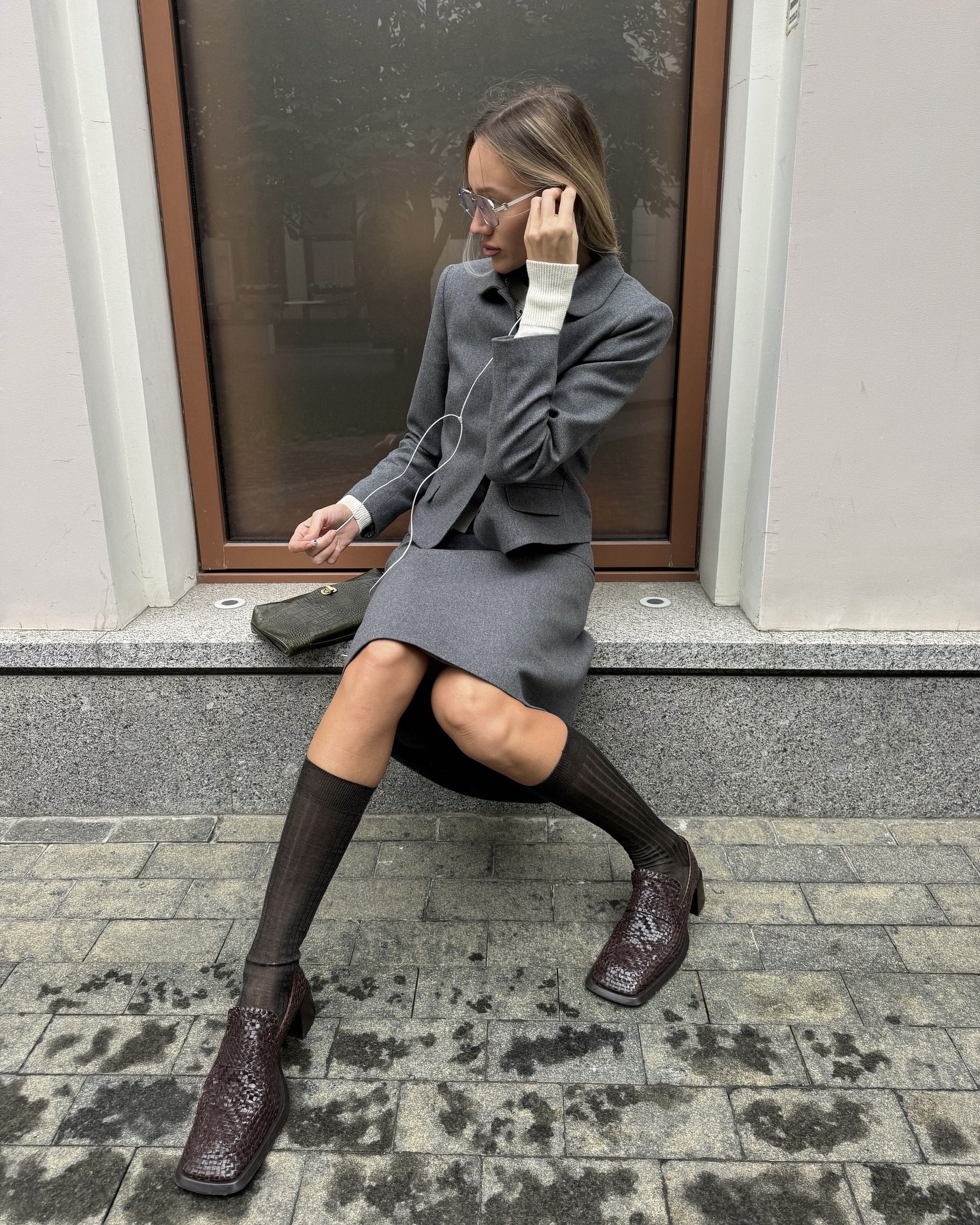 뭘 좀 아는 사람들은 니삭스 신어💫
잘 고른 니삭스 하나면 부츠는 필요 없으니🩶🧦미리 쟁여두자 이미지1