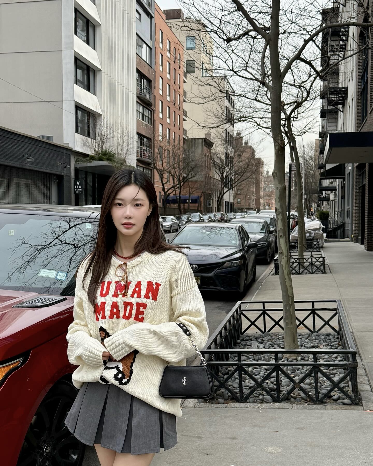 디테일 맛집 니트 아르켜 줄게👩🏻‍🏫
단색 니트 잊고, 그래픽 니트로 색다른 스타일링 완성하자🧸🐾

포근한 겨울을 위한 셀럽들의 그래픽 니트 2가지를 모아봤습니다.

1. 랄프 로렌 폴로 베어 후드 스웨터, 60만 원
류진이 착용한 후드 니트는 면 소재로 드로스트링 후드와 리브 니트 커프스, 빈티지 무드의 폴로 베어 자수가 특징이죠. 류진은 그린 숄더백과 트레이닝 팬츠에 매치해 따뜻한 느낌의 캐주얼 룩을 연출했습니다.

2. 휴먼메이드 코튼 니트 스웻셔츠, 30만 원대
이시안이 입은 니트는 굵은 산세리프체로 브랜드 로고와 불독 그래픽이 인타르시아 기법으로 짜여진 것이 포인트죠. 레트로한 느낌의 이 니트에 플리츠 미니스커트를 매치하면 걸리시한 분위기의 프레피룩을 완성할 수 있습니다. 이미지4