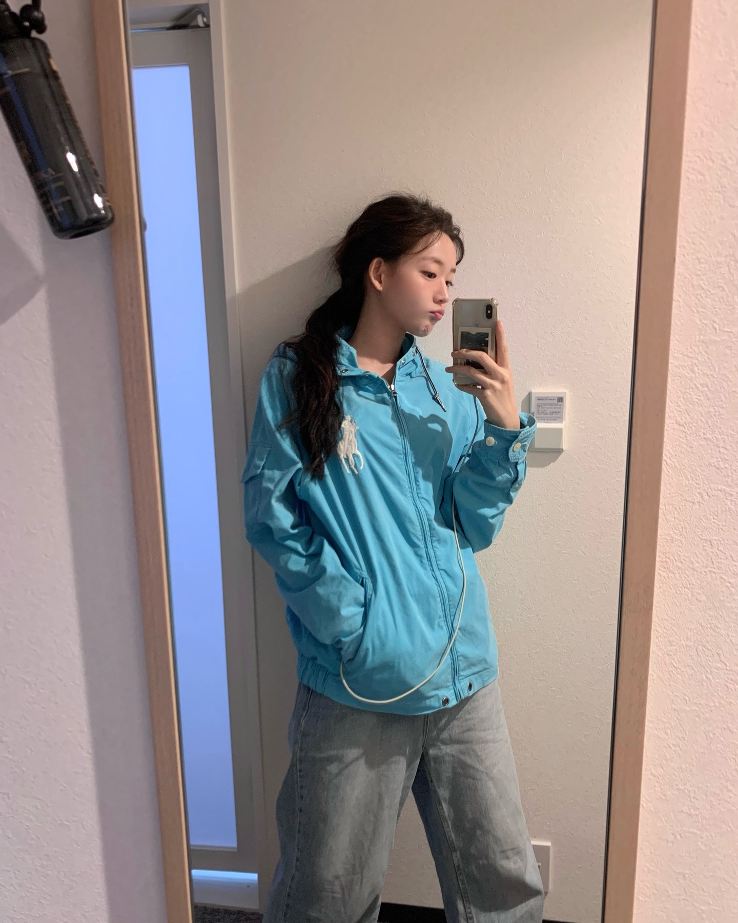 청바지 속 숨어있는 포인트💙
은은하게 바랜 워싱으로 감각적인 워싱 데님룩 완성🩵💫 이미지