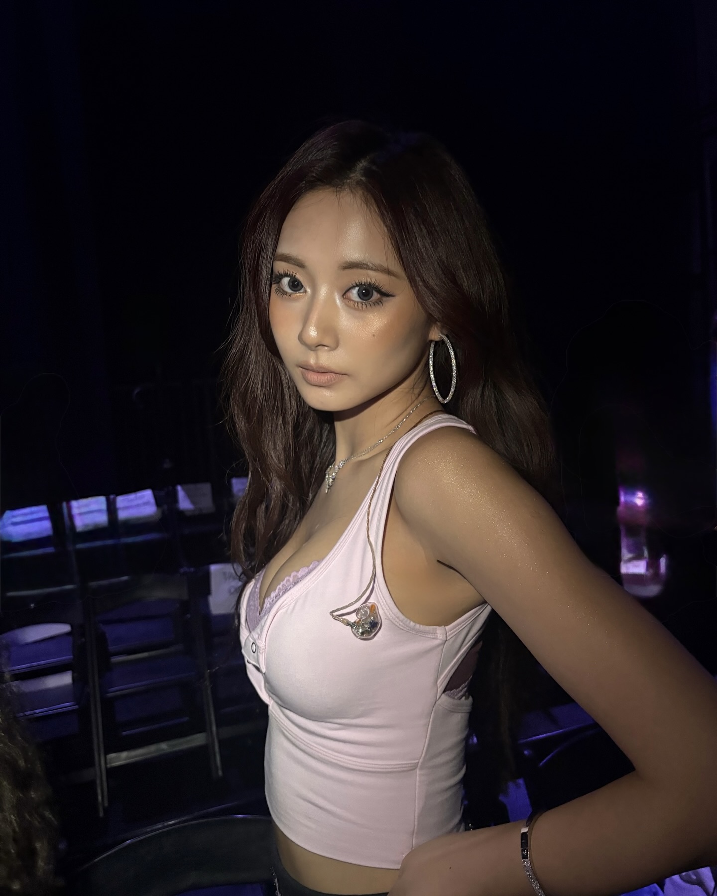 보고 또 보고 싶은 팔찌✨
눈이 즐거운 셀럽들의 럭셔리 팔찌💎🔍 이번에도 위시가 늘었어

존재감 뽐내는 럭셔리한 팔찌 2가지 소개합니다. 

1. 까르띠에 러브 언리미티드 브레이슬릿, 1000만 원대
지수가 착용한 팔찌는 뱅글처럼 단단한 형태가 아닌 유연한 디자인으로 나사 모양의 스크류 디테일과 세로 리브 텍스처가 은은하게 빛나 세련된 분위기가 돋보이죠. 단독 착용만으로도 미니멀하면서 고급스러운 무드를 완성할 수 있습니다.

2. 스와로브스키 매트릭스 뱅글, 30만 원대 
쯔위가 찬 팔찌는 옥타곤 쉐입에 은빛처럼 반짝이고 오래 빛나는 화이트 메탈과 크리스탈 장식이 더해져 입체적이고 반짝임과 질감이 돋보입니다. 같은 실버 반지나 목걸이와 매치하면 깨끗하고 고급스러운 글래시 무드를 연출할 수 있습니다. 이미지6