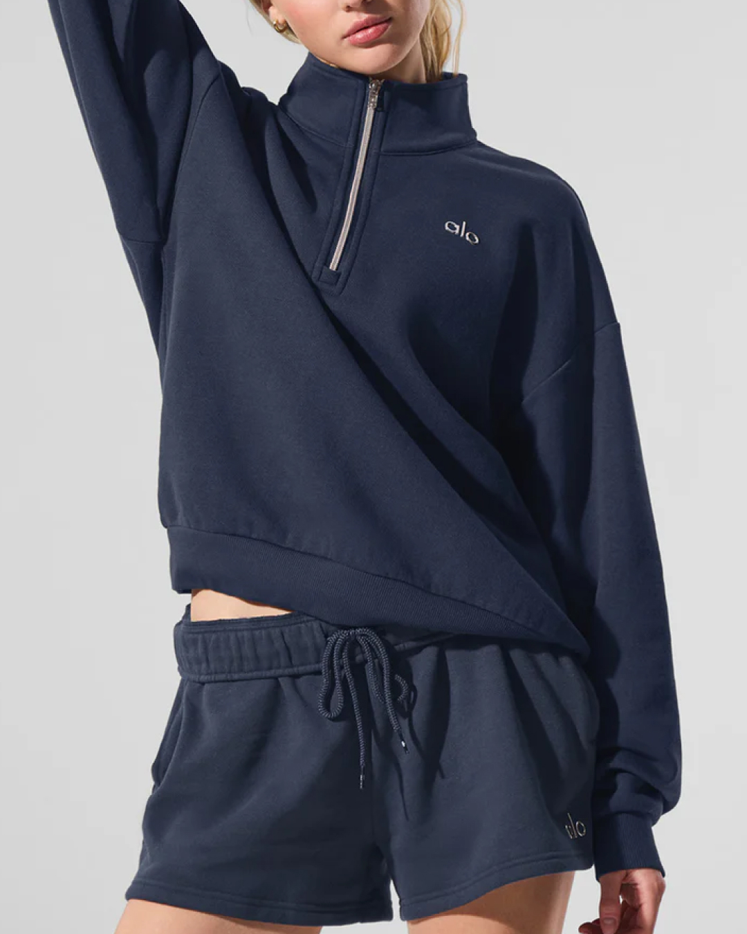 요즘 운동복 뭐 입어야 예쁠까?💭
쌀쌀한 날 입기 좋은 애슬레저룩 3가지✨
요즘 날씨에 입기 좋은 애슬레저룩, 지금 소개해드릴게요.
1. 룰루레몬 x 에레혼 브렌트우드 트랙 재킷, 30만 원대
부드러운 원단의 발수 소재로 제작된 트랙 재킷으로, 루즈한 핏과 화이트 파이핑 디테일이 스포티한 무드를 더해줍니다. 차정원은 블랙 슬리브리스와 매치해 애슬레저 룩을 완성했습니다.
2. 룰루레몬 x 에레혼 브렌트우드 하이라이즈 트랙 팬츠, 30만 원대
하이웨이스트 디자인과 일자로 떨어지는 실루엣이 특징입니다. 일상에서도 편하게 착용할 수 있으며, 재킷과 셋업으로 매치해 세련된 스포티 룩을 완성했습니다.
3. 알로 애콜레이드 집 풀오버, 약 10만 원대
여유로운 핏과 하이넥 지퍼 디테일이 더해져 캐주얼하면서도 세련된 무드를 연출하는 풀오버입니다. 가희는 네이비 컬러의 상의에 플리츠 스커트를 매치해 스포티하면서도 여성스러운 데일리룩을 완성했습니다. 이미지9