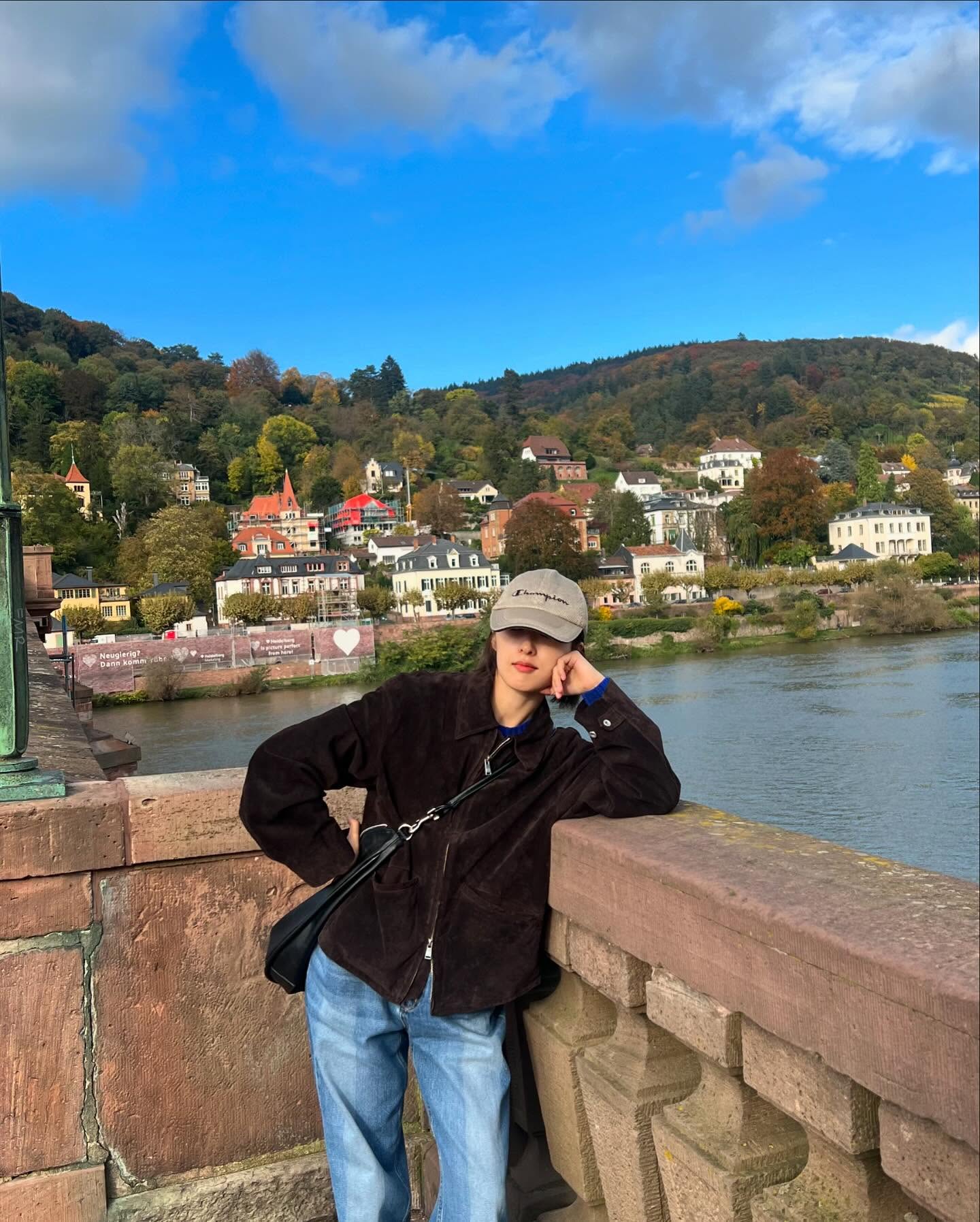 청바지 속 숨어있는 포인트💙
은은하게 바랜 워싱으로 감각적인 워싱 데님룩 완성🩵💫 이미지