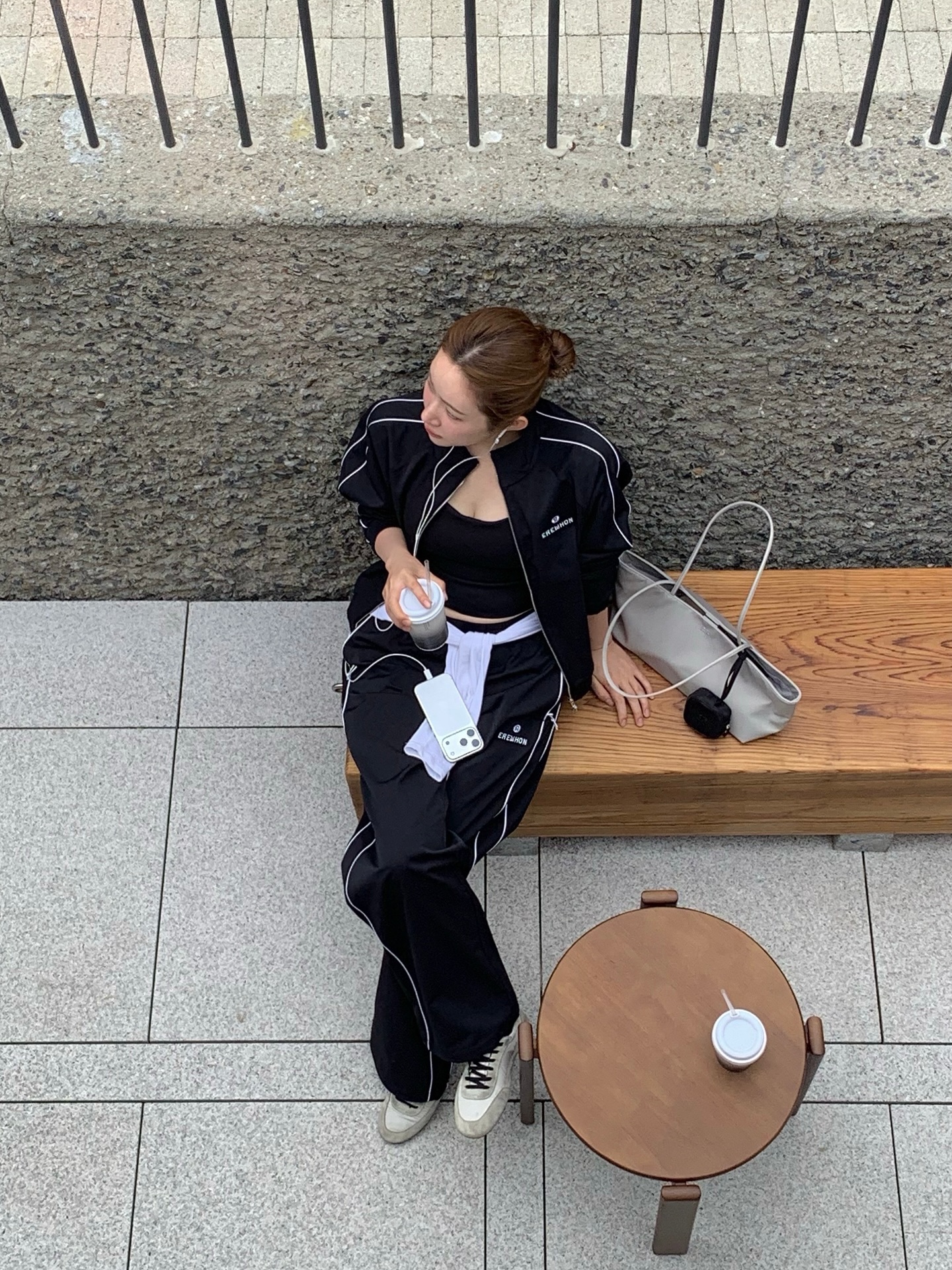 요즘 운동복 뭐 입어야 예쁠까?💭
쌀쌀한 날 입기 좋은 애슬레저룩 3가지✨
요즘 날씨에 입기 좋은 애슬레저룩, 지금 소개해드릴게요.
1. 룰루레몬 x 에레혼 브렌트우드 트랙 재킷, 30만 원대
부드러운 원단의 발수 소재로 제작된 트랙 재킷으로, 루즈한 핏과 화이트 파이핑 디테일이 스포티한 무드를 더해줍니다. 차정원은 블랙 슬리브리스와 매치해 애슬레저 룩을 완성했습니다.
2. 룰루레몬 x 에레혼 브렌트우드 하이라이즈 트랙 팬츠, 30만 원대
하이웨이스트 디자인과 일자로 떨어지는 실루엣이 특징입니다. 일상에서도 편하게 착용할 수 있으며, 재킷과 셋업으로 매치해 세련된 스포티 룩을 완성했습니다.
3. 알로 애콜레이드 집 풀오버, 약 10만 원대
여유로운 핏과 하이넥 지퍼 디테일이 더해져 캐주얼하면서도 세련된 무드를 연출하는 풀오버입니다. 가희는 네이비 컬러의 상의에 플리츠 스커트를 매치해 스포티하면서도 여성스러운 데일리룩을 완성했습니다. 이미지2