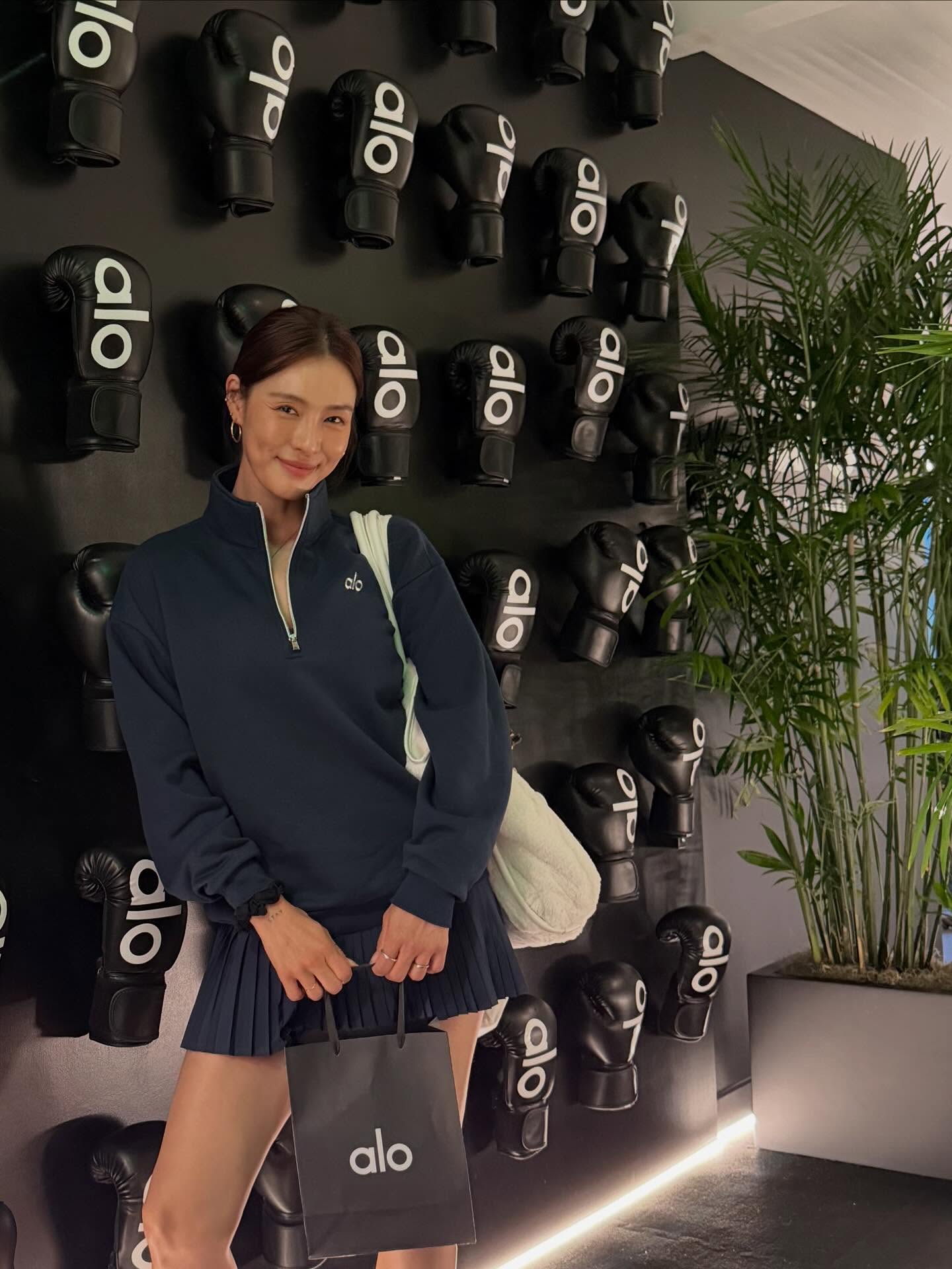 요즘 운동복 뭐 입어야 예쁠까?💭
쌀쌀한 날 입기 좋은 애슬레저룩 3가지✨
요즘 날씨에 입기 좋은 애슬레저룩, 지금 소개해드릴게요.
1. 룰루레몬 x 에레혼 브렌트우드 트랙 재킷, 30만 원대
부드러운 원단의 발수 소재로 제작된 트랙 재킷으로, 루즈한 핏과 화이트 파이핑 디테일이 스포티한 무드를 더해줍니다. 차정원은 블랙 슬리브리스와 매치해 애슬레저 룩을 완성했습니다.
2. 룰루레몬 x 에레혼 브렌트우드 하이라이즈 트랙 팬츠, 30만 원대
하이웨이스트 디자인과 일자로 떨어지는 실루엣이 특징입니다. 일상에서도 편하게 착용할 수 있으며, 재킷과 셋업으로 매치해 세련된 스포티 룩을 완성했습니다.
3. 알로 애콜레이드 집 풀오버, 약 10만 원대
여유로운 핏과 하이넥 지퍼 디테일이 더해져 캐주얼하면서도 세련된 무드를 연출하는 풀오버입니다. 가희는 네이비 컬러의 상의에 플리츠 스커트를 매치해 스포티하면서도 여성스러운 데일리룩을 완성했습니다. 이미지7