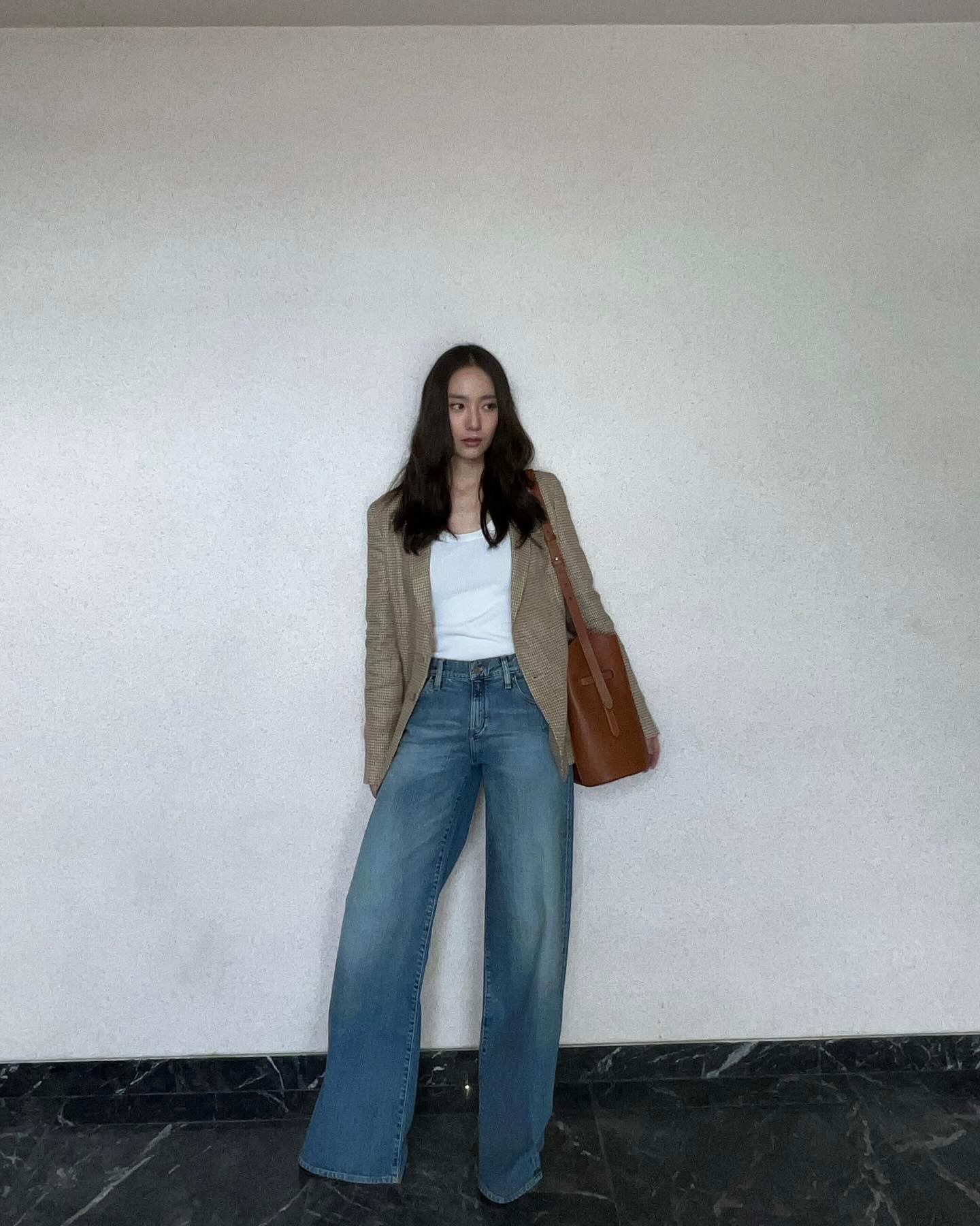 청바지 속 숨어있는 포인트💙 은은하게 바랜 워싱으로 감각적인 워싱 데님룩 완성🩵💫 이미지