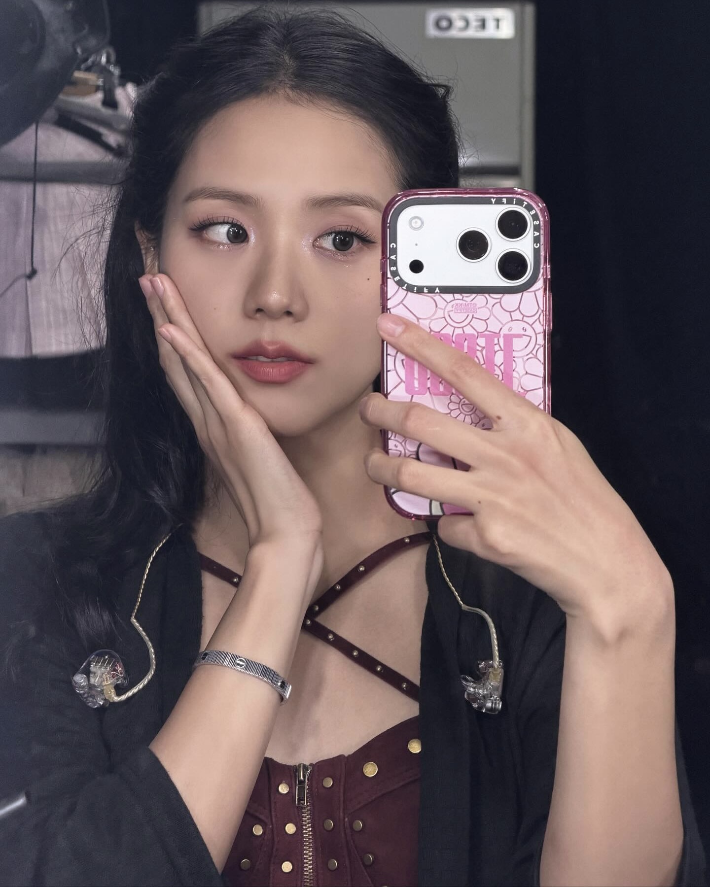 보고 또 보고 싶은 팔찌✨ 눈이 즐거운 셀럽들의 럭셔리 팔찌💎🔍 이번에도 위시가 늘었어  존재감 뽐내는 럭셔리한 팔찌 2가지 소개합니다.   1. 까르띠에 러브 언리미티드 브레이슬릿, 1000만 원대 지수가 착용한 팔찌는 뱅글처럼 단단한 형태가 아닌 유연한 디자인으로 나사 모양의 스크류 디테일과 세로 리브 텍스처가 은은하게 빛나 세련된 분위기가 돋보이죠. 단독 착용만으로도 미니멀하면서 고급스러운 무드를 완성할 수 있습니다.  2. 스와로브스키 매트릭스 뱅글, 30만 원대  쯔위가 찬 팔찌는 옥타곤 쉐입에 은빛처럼 반짝이고 오래 빛나는 화이트 메탈과 크리스탈 장식이 더해져 입체적이고 반짝임과 질감이 돋보입니다. 같은 실버 반지나 목걸이와 매치하면 깨끗하고 고급스러운 글래시 무드를 연출할 수 있습니다. 이미지