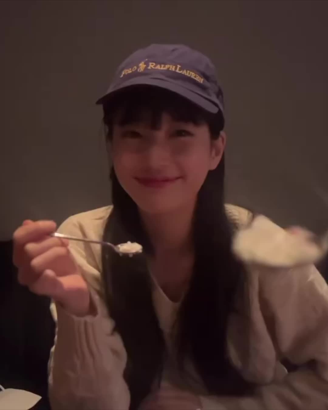 평범한 룩에💙블루 한 스푼 추가 수지 웅니가 알려준 가을 포인트 컬러의 정석 참고해봐✨ 이미지