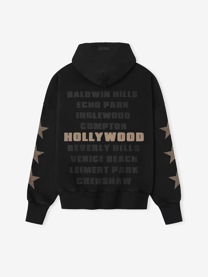 보그 x 피어오브갓 한정판 공개🖤
할리우드 감성 그대로 담은 한정판 컬렉션 출시✨🎬

보그와 피어 오브 갓이 ‘보그 월드: 할리우드'를 기념해 한정판 컬렉션을 공개했습니다. 총 8피스로 구성된 이번 컬렉션은 후디, 티셔츠 등 유니섹스 아이템으로, 전면에는 ‘VOGUE FEAR OF GOD’ 로고가, 소매에는 할리우드를 연상시키는 별 디테일이 더해졌습니다.

패션 매체인 보그와 패션 브랜드가 만나 실제 컬렉션을 선보였다는 점이 특히 흥미로운데요. 로스앤젤레스의 맥스필드 매장과 공식 웹사이트에서 만나볼 수 있습니다. 이미지