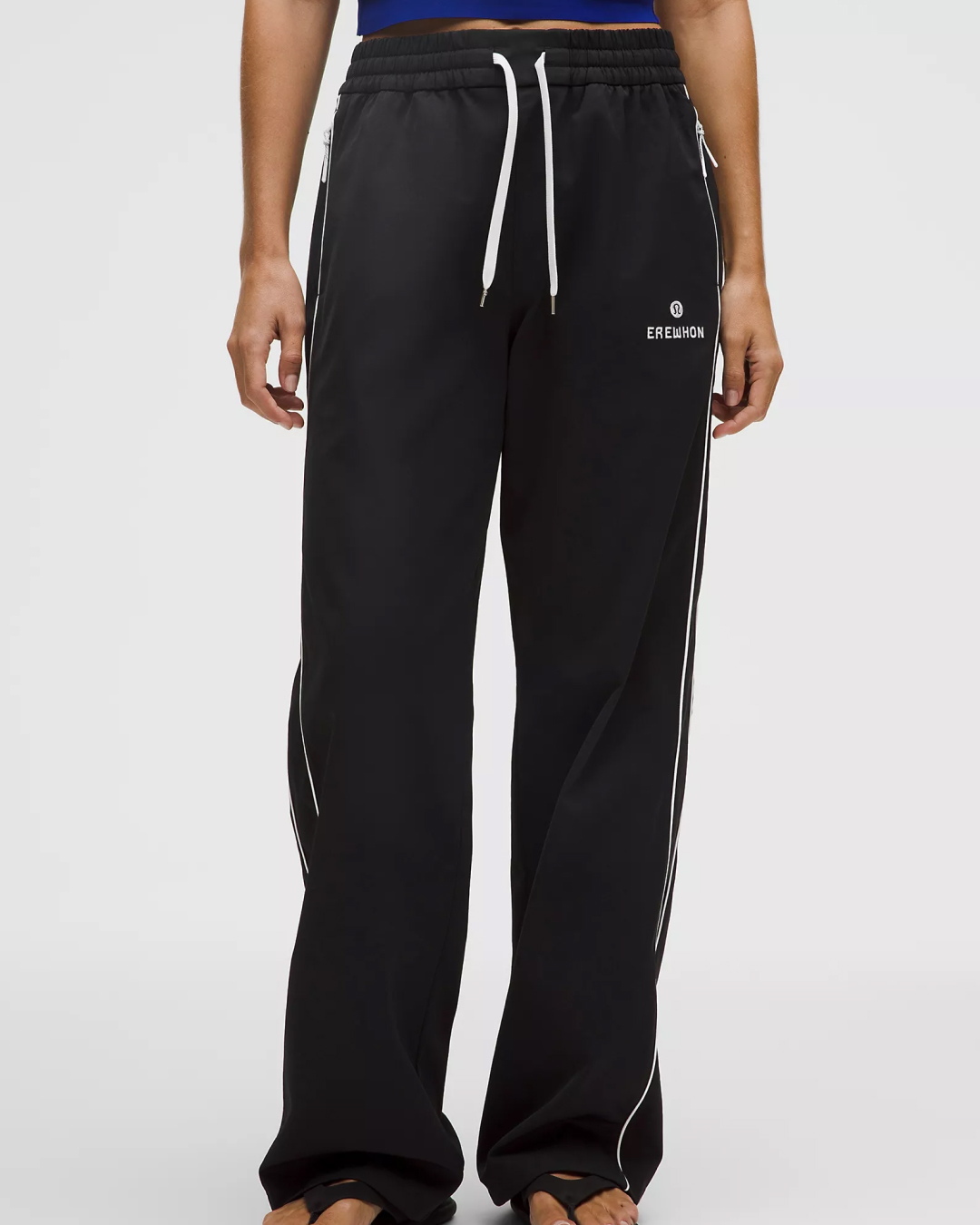 요즘 운동복 뭐 입어야 예쁠까?💭
쌀쌀한 날 입기 좋은 애슬레저룩 3가지✨
요즘 날씨에 입기 좋은 애슬레저룩, 지금 소개해드릴게요.
1. 룰루레몬 x 에레혼 브렌트우드 트랙 재킷, 30만 원대
부드러운 원단의 발수 소재로 제작된 트랙 재킷으로, 루즈한 핏과 화이트 파이핑 디테일이 스포티한 무드를 더해줍니다. 차정원은 블랙 슬리브리스와 매치해 애슬레저 룩을 완성했습니다.
2. 룰루레몬 x 에레혼 브렌트우드 하이라이즈 트랙 팬츠, 30만 원대
하이웨이스트 디자인과 일자로 떨어지는 실루엣이 특징입니다. 일상에서도 편하게 착용할 수 있으며, 재킷과 셋업으로 매치해 세련된 스포티 룩을 완성했습니다.
3. 알로 애콜레이드 집 풀오버, 약 10만 원대
여유로운 핏과 하이넥 지퍼 디테일이 더해져 캐주얼하면서도 세련된 무드를 연출하는 풀오버입니다. 가희는 네이비 컬러의 상의에 플리츠 스커트를 매치해 스포티하면서도 여성스러운 데일리룩을 완성했습니다. 이미지5