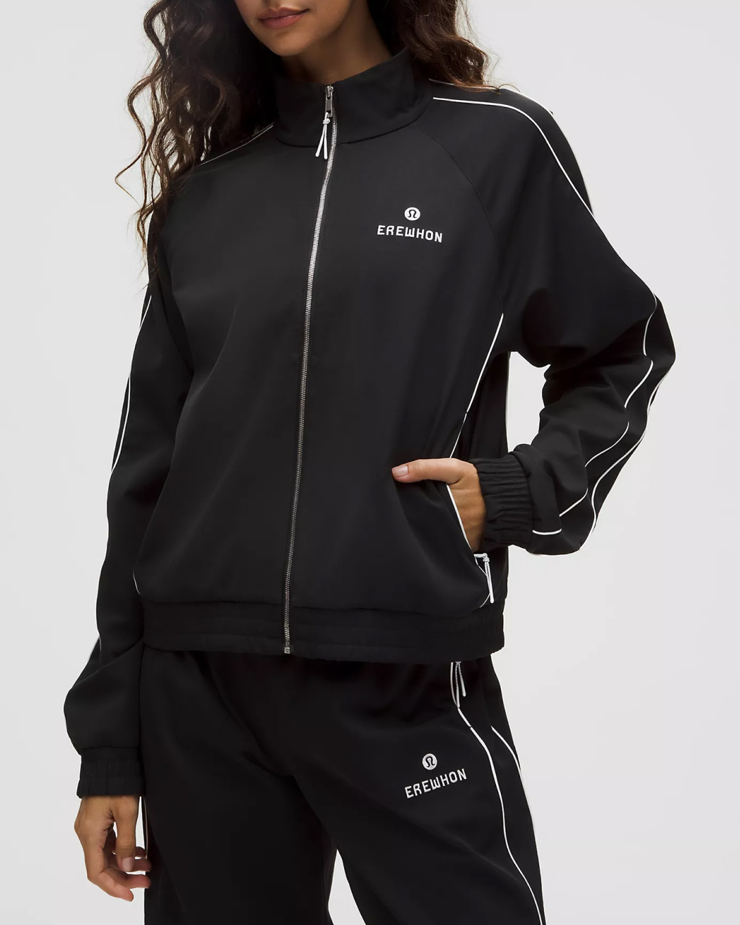 요즘 운동복 뭐 입어야 예쁠까?💭
쌀쌀한 날 입기 좋은 애슬레저룩 3가지✨
요즘 날씨에 입기 좋은 애슬레저룩, 지금 소개해드릴게요.
1. 룰루레몬 x 에레혼 브렌트우드 트랙 재킷, 30만 원대
부드러운 원단의 발수 소재로 제작된 트랙 재킷으로, 루즈한 핏과 화이트 파이핑 디테일이 스포티한 무드를 더해줍니다. 차정원은 블랙 슬리브리스와 매치해 애슬레저 룩을 완성했습니다.
2. 룰루레몬 x 에레혼 브렌트우드 하이라이즈 트랙 팬츠, 30만 원대
하이웨이스트 디자인과 일자로 떨어지는 실루엣이 특징입니다. 일상에서도 편하게 착용할 수 있으며, 재킷과 셋업으로 매치해 세련된 스포티 룩을 완성했습니다.
3. 알로 애콜레이드 집 풀오버, 약 10만 원대
여유로운 핏과 하이넥 지퍼 디테일이 더해져 캐주얼하면서도 세련된 무드를 연출하는 풀오버입니다. 가희는 네이비 컬러의 상의에 플리츠 스커트를 매치해 스포티하면서도 여성스러운 데일리룩을 완성했습니다. 이미지3