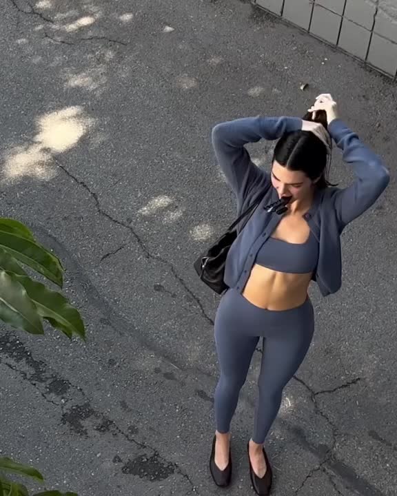 알로 셋업 하나면 준비 끝💙 필라테스 하고 싶게 만드는 켄달 제너의 알로 3가지🏃♀️  켄달 제너의 간절기 레깅스 코디, 지금 소개해드릴게요.  1. 알로 스너글 업 스웨터 크롭 가디건, 약 21만 원대 따뜻한 리브드 소재로 제작된 크롭 가디건으로, 살짝 여유 있는 핏이 자연스러운 실루엣을 연출해줍니다. 단독으로는 물론 이너 위에 걸쳐 다양한 스타일링이 가능한데요. 브라톱과 레깅스 위에 가볍게 걸쳐 애슬레저 룩을 연출할 수 있습니다.  2. 알로 소프트 스컬프트 프리시전 브라, 13만 원대 은은한 광택의 컴프레션 원단으로 매끄럽고 미니멀한 실루엣이 특징으로 운동 할 때 활용하기 좋은 아이템입니다. 같은 컬러의 레깅스와 가디건을 매치해 톤온톤 애슬레저룩을 완성했습니다.  3. 알로 소프트 스컬프트 하이웨이스트 레깅스, 14만 원대 미디엄 컴프레션 소재가 바디라인을 부드럽게 잡아줘 편안하고 세련된 실루엣을 연출합니다. 하이웨이스트 디자인이 허리를 안정감 있게 감싸주며, 브라톱과 세트로 매치해 스타일을 완성했습니다. 이미지