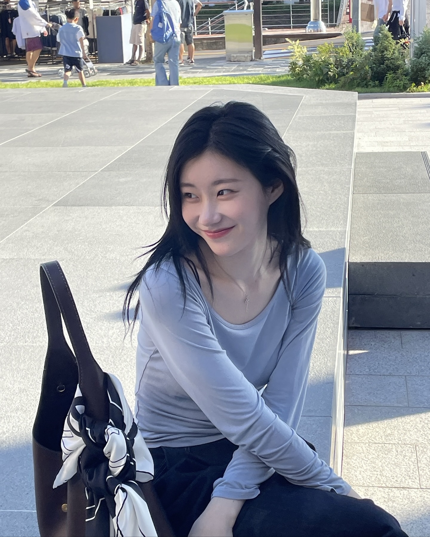 롱슬리브는 삼계절 필수템이야☑️ 간절기엔 이너 티 하나로 겨울엔 레이어드해 두루두루 입자🤍🧚🏻 이미지