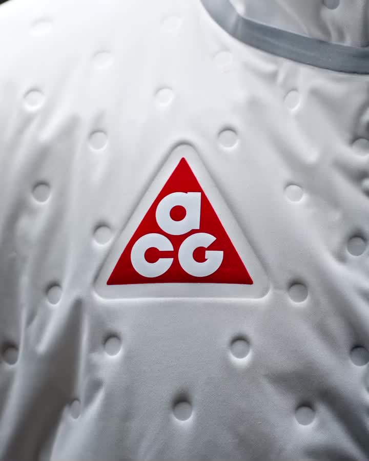 밀라노 올림픽🥇준비하는 나이키 스스로 숨쉬는 혁신적 패딩, ‘에어 밀라노’가 등장했다🫧  나이키가 또 한번 혁신을 일으켰습니다. 이번엔 ‘패딩’이 스스로 온도를 제어합니다. 신제품 '에어 밀라노'는 공기를 ‘주입하면 따뜻해지고, 빼면 시원해지는’ 혁신적인 온도 튜닝 시스템을 탑재했는데요.   나이키는 이를 'AIR의 새로운 진화'라 부르며, 마치 인간이 입는 스마트 기기처럼 소개했습니다. ‘내장형 기후 제어’라는 문구처럼, 계절의 구분이 무의미해진 시대가 도래했습니다. 이미지