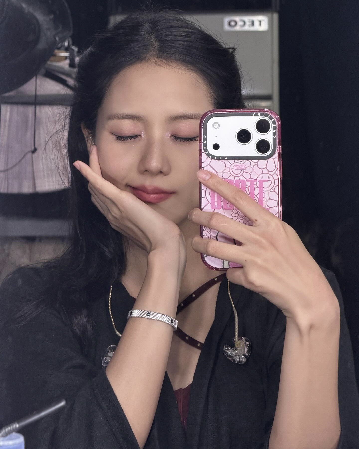 보고 또 보고 싶은 팔찌✨
눈이 즐거운 셀럽들의 럭셔리 팔찌💎🔍 이번에도 위시가 늘었어

존재감 뽐내는 럭셔리한 팔찌 2가지 소개합니다. 

1. 까르띠에 러브 언리미티드 브레이슬릿, 1000만 원대
지수가 착용한 팔찌는 뱅글처럼 단단한 형태가 아닌 유연한 디자인으로 나사 모양의 스크류 디테일과 세로 리브 텍스처가 은은하게 빛나 세련된 분위기가 돋보이죠. 단독 착용만으로도 미니멀하면서 고급스러운 무드를 완성할 수 있습니다.

2. 스와로브스키 매트릭스 뱅글, 30만 원대 
쯔위가 찬 팔찌는 옥타곤 쉐입에 은빛처럼 반짝이고 오래 빛나는 화이트 메탈과 크리스탈 장식이 더해져 입체적이고 반짝임과 질감이 돋보입니다. 같은 실버 반지나 목걸이와 매치하면 깨끗하고 고급스러운 글래시 무드를 연출할 수 있습니다. 이미지2