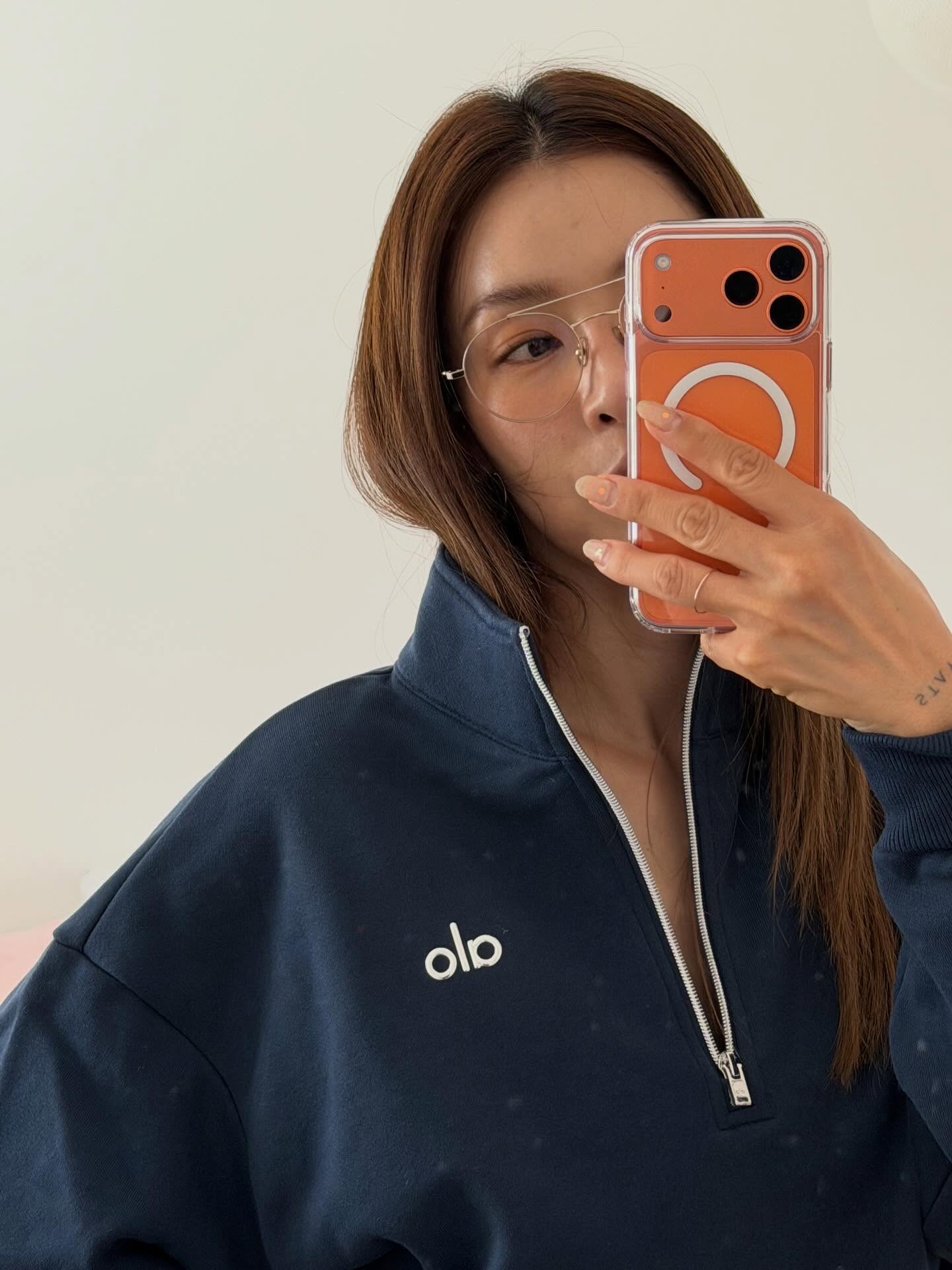 요즘 운동복 뭐 입어야 예쁠까?💭
쌀쌀한 날 입기 좋은 애슬레저룩 3가지✨
요즘 날씨에 입기 좋은 애슬레저룩, 지금 소개해드릴게요.
1. 룰루레몬 x 에레혼 브렌트우드 트랙 재킷, 30만 원대
부드러운 원단의 발수 소재로 제작된 트랙 재킷으로, 루즈한 핏과 화이트 파이핑 디테일이 스포티한 무드를 더해줍니다. 차정원은 블랙 슬리브리스와 매치해 애슬레저 룩을 완성했습니다.
2. 룰루레몬 x 에레혼 브렌트우드 하이라이즈 트랙 팬츠, 30만 원대
하이웨이스트 디자인과 일자로 떨어지는 실루엣이 특징입니다. 일상에서도 편하게 착용할 수 있으며, 재킷과 셋업으로 매치해 세련된 스포티 룩을 완성했습니다.
3. 알로 애콜레이드 집 풀오버, 약 10만 원대
여유로운 핏과 하이넥 지퍼 디테일이 더해져 캐주얼하면서도 세련된 무드를 연출하는 풀오버입니다. 가희는 네이비 컬러의 상의에 플리츠 스커트를 매치해 스포티하면서도 여성스러운 데일리룩을 완성했습니다. 이미지8