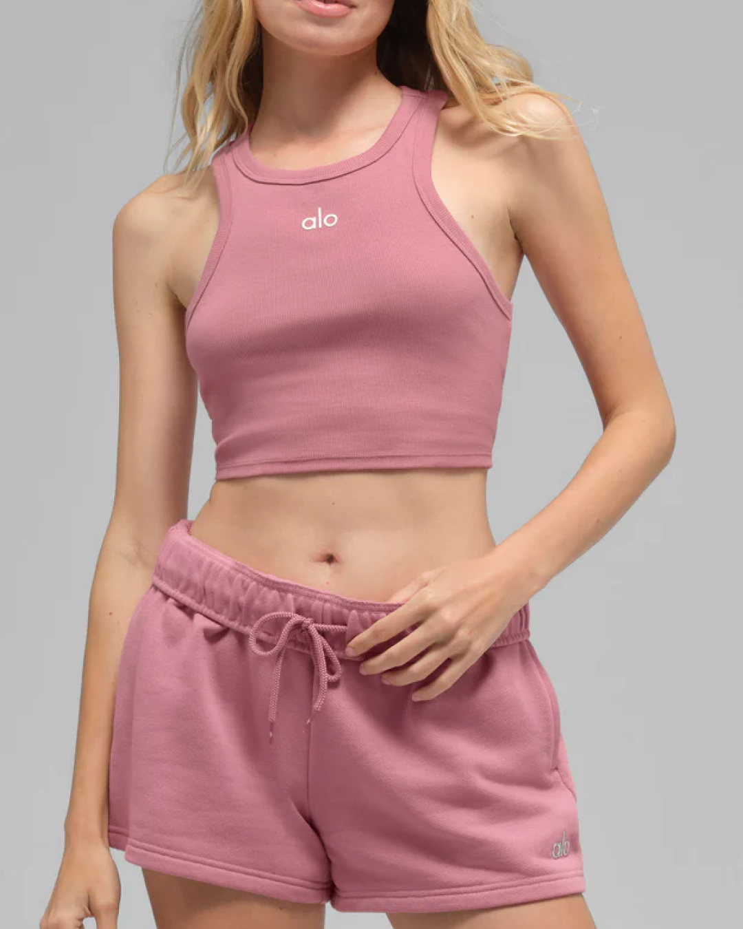 운동할 때 스타일은 포기 못 해🩰
실내 운동할 때 입기 좋은 알로 셋업 3가지✨💓
운동할 때 입기 좋은 지수의 알로, 지금 소개해드릴게요.
1. 알로 아스파이어 탱크, 8만 원대
리브드 코튼 소재로 제작된 크롭 슬리브리스로, 심플한 디자인에 브랜드 로고 포인트가 더해져 있습니다. 같은 컬러의 가디건과 매치해 데일리룩을 완성했습니다.
2. 알로 시어 캐시미어 크롭 가디건, 36만 원대
캐시미어 소재의 크롭 가디건으로, 은은하게 비치는 시어한 텍스처가 포근하고 가벼운 무드를 연출해줍니다. 테니스 스커트를 매치해 실내에서 입기 좋은 애슬레저룩을 완성했습니다.
3. 알로 그랜드 슬램 테니스 스커트, 11만 원대
플리츠 디자인의 테니스 스커트로, 하이라이즈 실루엣과 이너 쇼츠가 포함되어 있습니다. 가벼운 원단에 에어리프트 밴드를 사용했는데요. 가디건과 매치해 스포티한 데일리룩을 완성했습니다. 이미지3