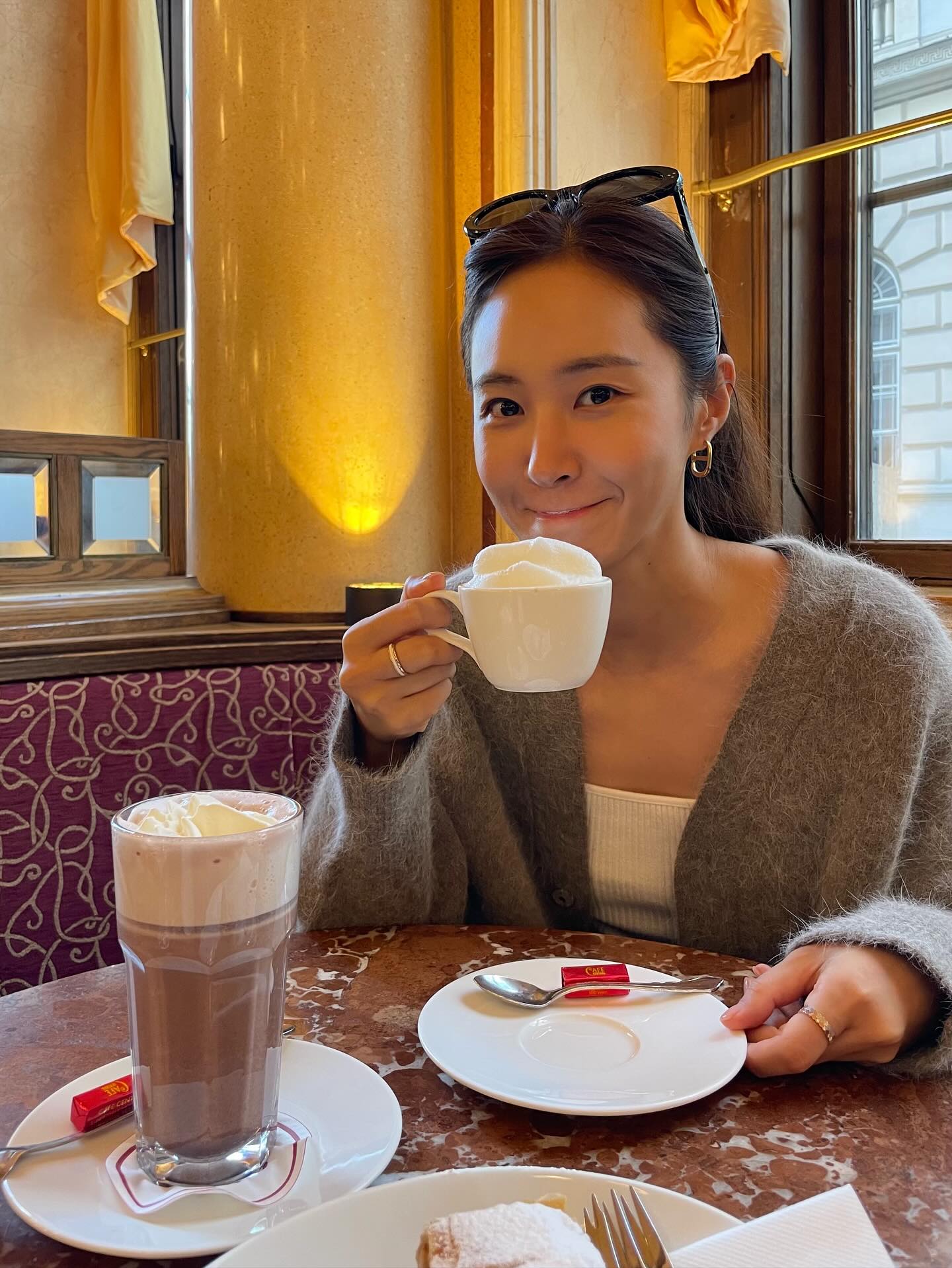 니트만으론 뭔가 부족한 지금🤔
쌀쌀해진 날씨에 셀럽들도 퍼 가디건으로 갈아탔대💨⛅️ 이미지2