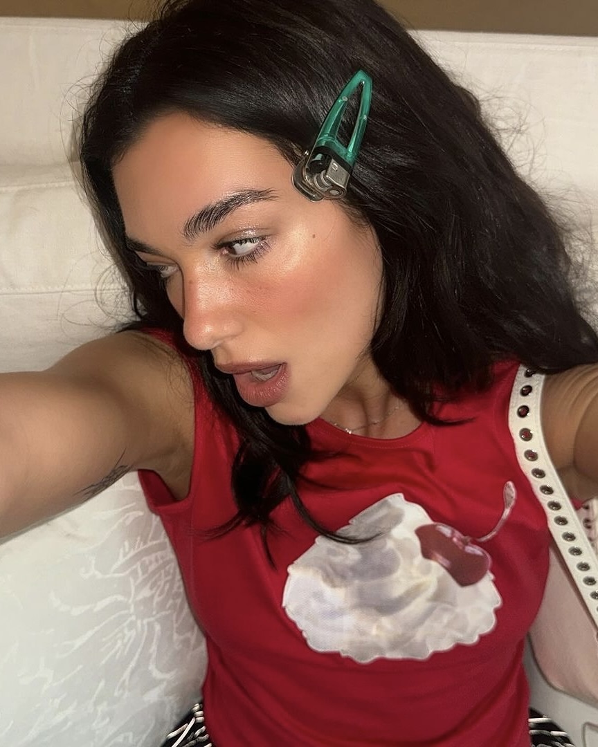 라이터를 머리에 꽂았다고?!🔥
두아 리파 헤어핀, 사실 이거 라이터가 아니라..🧐

두아 리파의 셀피 속 라이터, 사실은 헤어핀이었는데요. 독특한 스타일링으로 화제를 모은 이 핀은 독일 디자이너 코리나 구토스의 작품입니다. 버려진 라이터를 업사이클링해 만든것으로 일상 오브제를 감각적으로 재해석한 아이디어가 돋보이는 아이템인데요.

조금은 파격적이지만 그래서 더 매력적인 이 아이템, 이번 시즌 포인트 액세서리로 시도해보는 건 어떨까요?  이미지1